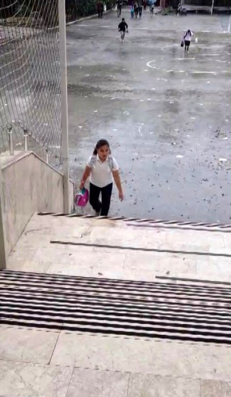 Yağmur altında istiklal marşı okuyan ilkokul öğrencisi takdir topladı (Fotoğraflı) Ferit Savaş HATAY (İHA) - Hatay’da ilkokul öğrencisi Asel Mina, yağmur yağdığı esnada okunan İstiklal Marşı’na ıslanarak eşlik etmesiyle takdir topladı. Dörtyol ilçesinde haftanın ilk günü yağışlı hava etkili oldu. İlçede bulunan Gazi İlköğretim Okulu’nda öğrenciler, yağış nedeniyle İstiklal Marşı’nı sınıflarında okudular. İstiklal Marşı’nın okunduğu esnada okul bahçesinde olan Asel Mina Teke, yağmur altında eşlik etti. Davranışıyla takdir toplayan küçük kızın o anları öğretmeni tarafından kayıt altına alındı. Görüntüler, izleyenleri gururlandırdı.