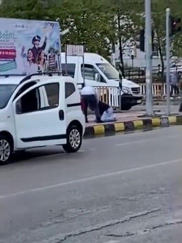 Sokak ortasında kurşunların hedefi olan şahıs öldü (Fotoğraflı) Ferit Savaş HATAY (İHA) - Hatay'da husumetlisi tarafından sokak ortasında silahla vurulan şahıs kurtarılamadı. Olay, önceki gün Erzin ilçesi kent merkezi Eseli Köprüsü üzerinde yaşandı. Sokak ortasında yaşanan kavgada O.K. isimli şahıs, yanındaki silahla husumetlisi Fatih Emre'ye kurşun yağdırdı. Kameraya yansıyan görüntüler üzerine polis ekipleri şüpheliyi kısa sürede yakaladı. Olayın faili O.K. çıkarıldığı mahkemece tutuklandı. Vücudunun çeşitli yerlerinden yaralanan ve hastanede tedavi altına alınan ağır yaralı Emre, hayat mücadelesini kaybetti. Fatih Emre'nin gün içerisinde defnedileceği öğrenildi.