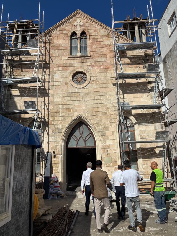 İskenderun'da tarihi kiliselerde restorasyon çalışmaları sürüyor  (Fotoğraflı)  İlayda Korkmaz HATAY (İHA) - İskenderun Kaymakamı Muhammet Önder, Hatay Vakıflar Bölge Müdürü Adem Bozkurt ile birlikte ilçede restorasyon ve güçlendirme çalışmaları sürdürülen Rum Katolik ve Süryani Katolik kiliselerini ziyaret etti. Korunması gereken kültür varlıkları kapsamında çalışmaların yürütüldüğü kiliselerde incelemelerde bulunan Kaymakam Önder ve Bölge Müdürü Bozkurt, gerçekleştirilen restorasyon ve güçlendirme çalışmaları hakkında yetkililerden bilgi aldı. Ziyaret kapsamında tarihi yapıların mevcut durumu ve yürütülen çalışmaların geldiği aşama değerlendirildi. Kiliselerde gerçekleştirilen restorasyon ve güçlendirme çalışmalarının, yapıların korunmasına yönelik faaliyetler kapsamında sürdürüldüğü belirtildi. Kaymakam Önder ve Bölge Müdürü Bozkurt, kiliselerin farklı bölümlerinde incelemelerde bulunarak devam eden çalışmalar hakkında bilgi aldı. İskenderun'da korunması gereken kültür varlıkları arasında yer alan tarihi yapıların restorasyon ve güçlendirme çalışmalarının tamamlanmasıyla birlikte yapıların gelecek nesillere aktarılması amaçlanıyor.