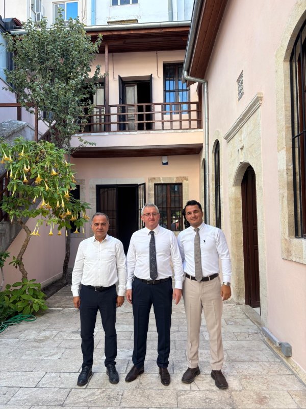 İskenderun'da tarihi kiliselerde restorasyon çalışmaları sürüyor  (Fotoğraflı)  İlayda Korkmaz HATAY (İHA) - İskenderun Kaymakamı Muhammet Önder, Hatay Vakıflar Bölge Müdürü Adem Bozkurt ile birlikte ilçede restorasyon ve güçlendirme çalışmaları sürdürülen Rum Katolik ve Süryani Katolik kiliselerini ziyaret etti. Korunması gereken kültür varlıkları kapsamında çalışmaların yürütüldüğü kiliselerde incelemelerde bulunan Kaymakam Önder ve Bölge Müdürü Bozkurt, gerçekleştirilen restorasyon ve güçlendirme çalışmaları hakkında yetkililerden bilgi aldı. Ziyaret kapsamında tarihi yapıların mevcut durumu ve yürütülen çalışmaların geldiği aşama değerlendirildi. Kiliselerde gerçekleştirilen restorasyon ve güçlendirme çalışmalarının, yapıların korunmasına yönelik faaliyetler kapsamında sürdürüldüğü belirtildi. Kaymakam Önder ve Bölge Müdürü Bozkurt, kiliselerin farklı bölümlerinde incelemelerde bulunarak devam eden çalışmalar hakkında bilgi aldı. İskenderun'da korunması gereken kültür varlıkları arasında yer alan tarihi yapıların restorasyon ve güçlendirme çalışmalarının tamamlanmasıyla birlikte yapıların gelecek nesillere aktarılması amaçlanıyor.