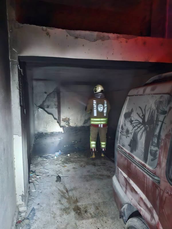 Antakya'da metruk iş yerinde yangın çıktı (Fotoğraflı) İlayda Korkmaz HATAY (İHA) - Hatay'da metruk iş yerinde çıkan yangın çevredeki iş yerlerine sıçramadan kontrol altına alındı. Güzelburç Mahallesi'nde bulunan metruk iş yerinde henüz belirlenemeyen nedenle yangın meydana geldi. İhbar üzerine bölgeye ekipler sevk edildi. Ekiplerin hızlı müdahalesiyle yangının çevredeki diğer iş yerlerine sıçraması önlenirken, alevler kısa sürede kontrol altına alındı. Yangının kontrol altına alınmasının ardından bölgede soğutma çalışması gerçekleştirildi.