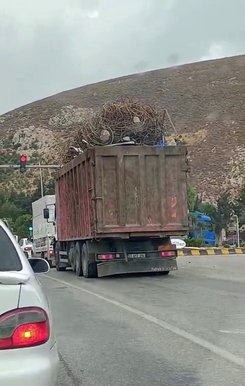 Aşırı demir yüklü tır trafikte yürekleri ağza getirdi (Fotoğraflı) Aykut Taştan HATAY (İHA) - Hatay'da dorsenin üzerinden taşacak şekilde hurda demir taşıyan tır, trafikteki diğer araç sürücülerini tedirgin etti. Polis ekiplerince tır sürücüsüne ceza uygulandı. Antakya - İskenderun yolunda trafikte seyir halinde olan tır, aşırı hurda demir yüküyle trafiğe çıktı. Yürekleri ağza getiren tır, trafikte cep telefonu kamerasıyla görüntülendi. Görüntüler üzerine harekete geçen trafik şube müdürlüğü ekipleri sürücüyü ve aracı tespit etti. Araç sürücüsüne karayolu yapısı ve kapasitesi ile trafik güvenliği bakımından tehlikeli olabilecek tarzda yükleme yapmaktan 3 bin TL cezai işlem uygulandı.