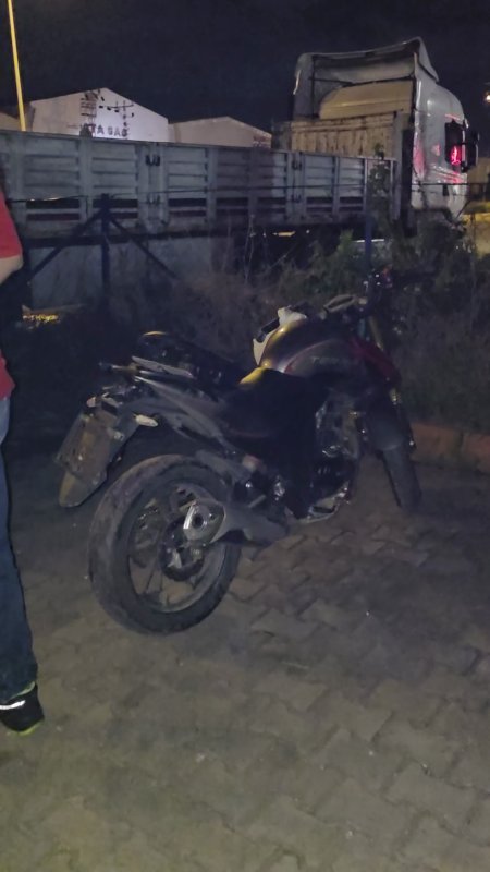 45 günlük evli çiftin yaşadığı kazada kafasından darbe alan koca ağır yaralandı (Fotoğraflı) Ferit Savaş HATAY (İHA) - Hatay'da otomobille çarpışan motosiklette yolculuk yapan 45 günlük evli çift yaralandı. Kazada kafasından darbe alan Ömer Çetinkaya'nın ağır yaralı olarak hastanedeki tedavisi sürüyor. Kaza; Payas - Dörtyol E-5 karayolu üzerinde yaşandı. Ömer Çetinkaya idaresindeki motosiklet, otomobille çarpıştı. Çarpışmayla birlikte Çetinkaya ve eşi motosikletten yere düşerek savruldu. Yaralı çift, olay yerine gelen ambulansla hastaneye kaldırıldı. Dörtyol Devlet Hastanesi'nde tedavi altına alınan Ömer Çetinkaya'nın başından darbe aldığı ve durumunun ağır olduğu belirtildi. Öte yandan Çetinkaya çiftinin kazadan 45 gün önce evlendiği öğrenildi.