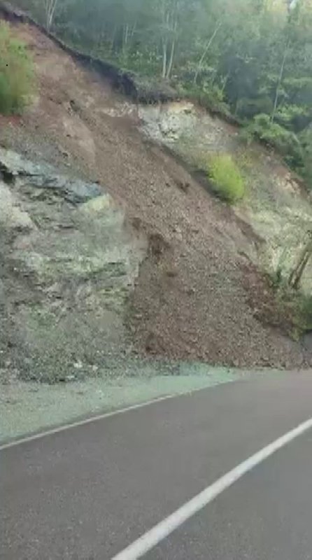 Yayla yolunda toprak kayması yaşandı (Fotoğraflı) Ferit Savaş HATAY (İHA) - Hatay'da etkili olan yağış sonrası sabah saatlerinde Dörtyol ilçesi Kocadüz yaylası yolunda yaşanan toprak kayması yolu ulaşıma kapattı. Meteorolojinin yağış uyarısında bulunduğu Hatay'da gece saatlerinde yağış etkili oldu. Yağışla birlikte Dörtyol ilçesi Kuzuculu Mahallesi Kocadüz yaylası mevkiinde toprak kayması yaşandı. Toprak kaymasıyla birlikte yol ulaşıma kapandı. Kapanan yolu kullanmak isterken toprak kaymasının yaşandığı alanı görüntüleyen vatandaş durumu anlattı.