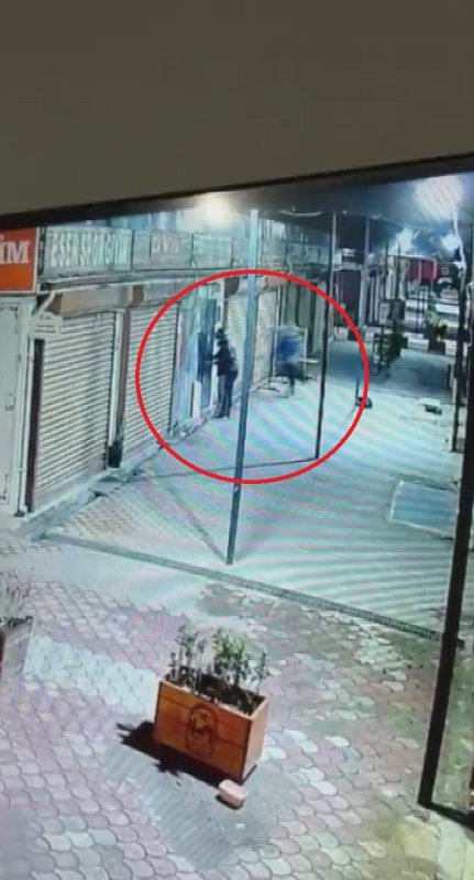 Terzinin duvarını delip bitişiğindeki kuyumcuya giren acemi hırsızlar, çelik kasayı açamayınca elleri boş döndüler (Fotoğraflı) Ramazan İlın - Veysel Korkmaz HATAY (İHA) - Hatay'da kuyumcuyu soymak için bitişiğinde bulunan terzinin kapısını zorlayarak iş yerine giren ve duvarı delerek kuyumcunun kasasını kesmeye çalışan 2 hırsızın, çelik kasayı kesemeyince iş yerinden ellerinin boş ayrıldığı anlar güvenlik kamerasına yansıdı. Olay, Antakya ilçesi Haraparası Mahallesi'nde bulunan 100. Yıl Çarşısı'nda meydana geldi. Edinilen bilgilere göre; çarşıda bulunan Süleyman Tarhana'ya ait iş yerinin bitişiğindeki kuyumcuyu soymak isteyen 2 şahıs, kapısını zorlayarak girdikleri terzinin duvarına delik açtı. Spiralle duvarı delen şahıslar, kasaya da zarar verdi. Sabah saatlerinde işyerine geldiğinde yanık kokusunu ve deliği fark eden Tarhana durumu polis ekiplerine bildirdi. Olay yerinde çalışma yapan polis ekipleri; terzinin kapısını zorlayarak açtıkları anlar güvenlik kamerasına yansıyan 2 şahsı yakalamak için çalışma başlattı. İlk belirlemelere göre; hırsızların kasayı kesemedikleri için soygundan elleri boş döndükleri öğrenildi. "Böyle bir hırsızlık olayı aklıma kesinlikle gelmezdi" Filmleri aratmayan soygun girişimiyle ilgili yaşananları anlatan Süleyman Tarhana, "Dün sabah saat 08.10'da dükkanı açtım ve burnuma çok kötü bir koku geldi. Dükkanın içi toz içindeydi. İçeri girince buraya birilerinin girdiğini ve ortalığı dağıttığını anladım. Baktım ki duvar delinmiş ve kuyumcunun kasasına müdahale edilmiş. Kasanın birkaç yerinde kesik vardı, hemen dışarı çıktım ve emniyete haber verdim. Büyük ihtimalle kuyumcu için gelmişler çünkü benim burada çalınacak herhangi bir eşyam yok ama benim de zararım çok. Kuyumcunun altınlarına zarar verememişler, altınları alamamışlar ama kasayı açmaya çalışmışlar. Bunlar kasanın burada olduğunu bilen kişiler olabilir. Böyle bir hırsızlık olayı aklıma kesinlikle gelmezdi. Artık korkmaya başladık, inanın her şeyden korkar olduk. Adam duvarı delip kuyumcuya girmeye çalışmış. İspatı da burada, görüntüsü de burada. Emniyet geldi, olay yeri inceleme ekibi geldi. Burası terzihane duvarı delip yanındaki kuyumcuya girmeye çalışmışlar. Kuyumcunun söylediğine göre herhangi bir şey çalamamışlar çünkü kasayı açamamışlar. Kasa çok büyük, yaklaşık iki tonluk bir kasaymış. Bunlar mutlaka planlı hareket etmişler" ifadelerini kullandı.