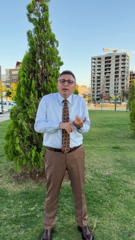 Belediyenin 2 gün önce çevre güvenliği alınmadığı için ceza yazdığı inşaatın temeline düşen yaşlı adam yaralandı  (Fotoğraflı)  Ferit Savaş HATAY (İHA) - Hatay'da kaldırımı işgal eden ve güvenlik önlemi alınmayan inşaatın temeline düşen yaşlı adam yaralandı. İskenderun Belediye Başkanı Mehmet Dönmez, yaşlı adamın yaralandığı inşaata 2 gün önce ceza uygulandığını fakat firmanın önlem almadığını belirterek ilçe genelinde inşaat şantiyelerinde denetimlerin arttırılacağını ve kurallara uymayan inşaatların mühürleneceğini söyledi. Geçtiğimiz günlerde İskenderun ilçesi Fener Caddesi üzerinde yapımı devam eden inşaatın temeline düşen yaşlı adam yaralandı. Yaralı şahıs, olay yerindeki ilk müdahalenin ardından hastanede tedavi altına alındı. Yaşlı adamın yaralanmasına neden olan inşaat alanında çalışmaları yürüten firmaya, İskenderun Belediyesi ekiplerinin 2 gün önce güvenlik önlemi alınmadığı için ceza uyguladığı ortaya çıktı. İskenderun Belediyesi; kent genelindeki inşaatlarda çevre ve yaya güvenliğini tehlikeye atan eksikliklere karşı denetimlerini sürdüğünü belirterek gerekli önlemleri almayan firmalara cezai işlem uygulanacağını ve kurallara uymayan inşaatların mühürleneceğini açıkladı. İskenderun Belediye Başkanı Mehmet Dönmez, inşaat faaliyetlerinin çevrede yaşayanların ve yoldan geçen vatandaşların güvenliğini tehlikeye atmadan yürütülmesi gerektiğini vurguladı. Dönmez, gerekli uyarılara rağmen güvenlik önlemlerini almayan firmalara yönelik yaptırımların kararlılıkla uygulanacağını belirterek, kurallara uymayan inşaatların bundan sonra mühürleneceğini ifade etti. Başkan Dönmez, "İnşaat çalışmalarında güvenlik önlemlerinin eksiksiz alınması, hem çalışanların hem de vatandaşlarımızın can güvenliği için zorunludur. Gerekli tedbirleri almayan firmalara cezai işlem uyguluyoruz. Bundan sonra kurallara uymayan inşaatları mühürleyeceğiz. Vatandaşlarımızın güvenliğini riske atan ihmallere karşı denetimlerimizi kararlılıkla sürdüreceğiz" dedi.