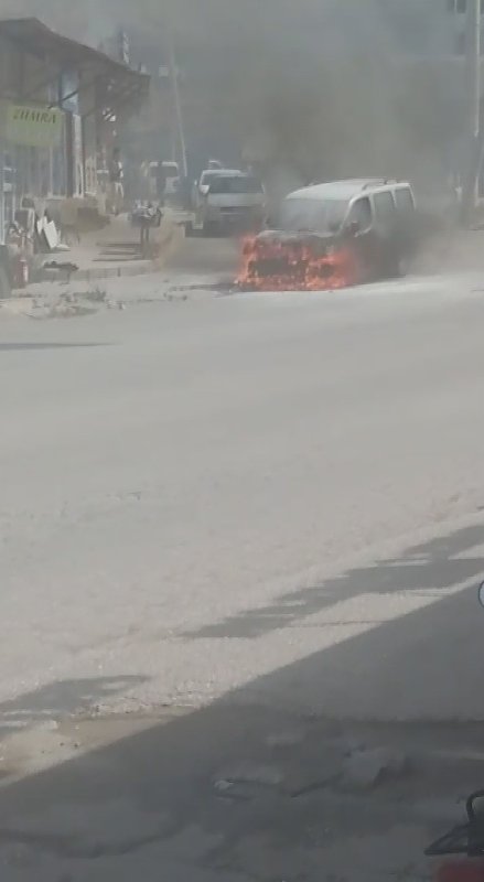 Seyir halindeyken alevlere teslim olan Fiat marka araç dakikalar içinde yanarak kullanılmaz hale geldi  (Fotoğraflı)  Ramazan İlın HATAY (İHA) - Hatay'da seyir halindeki Fiat marka hafif ticari araç, alevlere teslim olarak dakikalar içinde kullanılmaz hale geldi. Edinilen bilgiye göre, yangın; Antakya ilçesi Narlıca Mahallesi'nde Altınözü-Antakya kara yolunda meydana geldi. Yolda ilerleyen Fiat marka hafif ticari araç, henüz bilinmeyen bir nedenle yanmaya başladı. Kısa sürede büyüyen yangında araç alevlere teslim oldu. Aracın yandığını görenlerin 112 Acil Çağrı Merkezi'ne ihbarda bulunması üzerine bölgeye itfaiye ekipleri sevk edildi. Kısa sürede olay yerine ulaşan ekipler, yangına müdahale ederek alevleri söndürdü. Yangın nedeniyle hafif ticari araçta maddi hasar meydana geldi.  "Biz karşıda çalışıyorduk ve dışarı baktığımızda alevler için yanıyordu" Aracın birden alev alarak yandığını ifade eden Hamdi Gökler, "Arkamdaki araba yandı. Biz karşıda çalışıyorduk. Dışarı baktığımızda alevler için yanıyordu. İtfaiye ekiplerine haber ettiler ve söndürdüler. Araba şimdi yanık halde duruyor. Arabanın markası Fiat Doblo'ydu. Yanarken sürücüsü yanındaydı ve sonra gitti" ifadelerini kullandı.