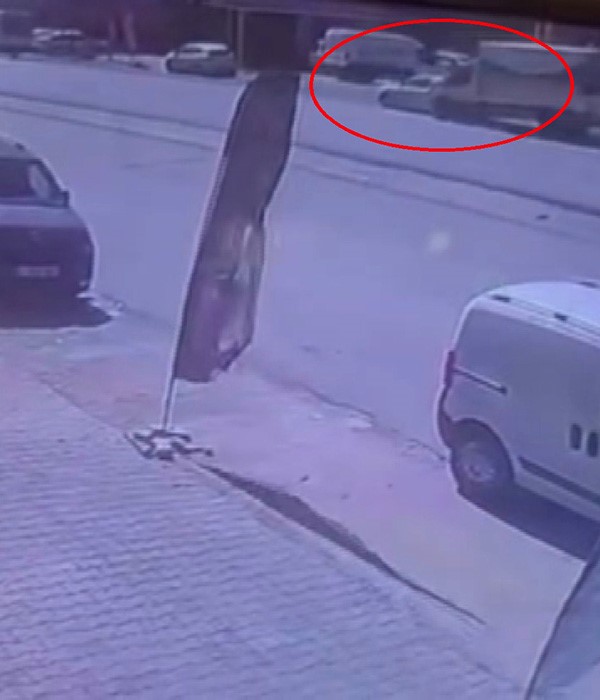 Binmek için kapısını açtığı otomobil, çarpmayla yerinden fırladı: O anlar kamerada (Fotoğraflı) Ramazan İlın HATAY (İHA) - Hatay'da kamyonetin, park halindeki otomobile ok gibi saplandığı kaza anı kameraya yansıdı. Kadının park halindeki otomobile binmek istediği esnada kazanın gerçekleştiği ve ezilmekten son anda kurtulduğu anlar anbean görüldü. Kaza, Defne ilçesi Tavla Mahallesi Antakya-Samandağ çevre yolu üzerinde meydana geldi. Seyir halindeki kamyonet, sürücüsünün kontrolünü kaybetmesiyle yol kenarında park halindeki otomobile çarptı. Kazada 2 kişi yaralandı. Kamyonetin, park halindeki otomobile ok gibi saplandığı ve kadının otomobile binmek için kapıyı açtığı esnada ezilmekten son anda kurtulması kameraya yansıdı. Kazayı gören vatandaşların durumu 112 Acil Çağrı Merkezi'ne bildirmesi üzerine olay yerine jandarma ve ambulans sevk edildi. Kısa sürede bölgeye intikal eden sağlık ekipleri, yaralılara ilk müdahalenin ardından hastaneye kaldırıldı.