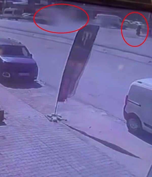 Binmek için kapısını açtığı otomobil, çarpmayla yerinden fırladı: O anlar kamerada (Fotoğraflı) Ramazan İlın HATAY (İHA) - Hatay'da kamyonetin, park halindeki otomobile ok gibi saplandığı kaza anı kameraya yansıdı. Kadının park halindeki otomobile binmek istediği esnada kazanın gerçekleştiği ve ezilmekten son anda kurtulduğu anlar anbean görüldü. Kaza, Defne ilçesi Tavla Mahallesi Antakya-Samandağ çevre yolu üzerinde meydana geldi. Seyir halindeki kamyonet, sürücüsünün kontrolünü kaybetmesiyle yol kenarında park halindeki otomobile çarptı. Kazada 2 kişi yaralandı. Kamyonetin, park halindeki otomobile ok gibi saplandığı ve kadının otomobile binmek için kapıyı açtığı esnada ezilmekten son anda kurtulması kameraya yansıdı. Kazayı gören vatandaşların durumu 112 Acil Çağrı Merkezi'ne bildirmesi üzerine olay yerine jandarma ve ambulans sevk edildi. Kısa sürede bölgeye intikal eden sağlık ekipleri, yaralılara ilk müdahalenin ardından hastaneye kaldırıldı.