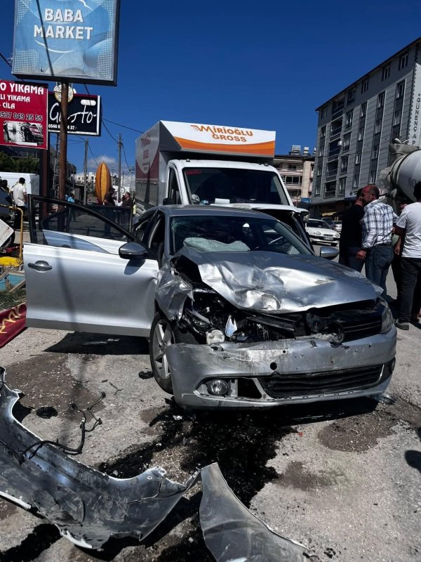 Binmek için kapısını açtığı otomobil, çarpmayla yerinden fırladı: O anlar kamerada (Fotoğraflı) Ramazan İlın HATAY (İHA) - Hatay'da kamyonetin, park halindeki otomobile ok gibi saplandığı kaza anı kameraya yansıdı. Kadının park halindeki otomobile binmek istediği esnada kazanın gerçekleştiği ve ezilmekten son anda kurtulduğu anlar anbean görüldü. Kaza, Defne ilçesi Tavla Mahallesi Antakya-Samandağ çevre yolu üzerinde meydana geldi. Seyir halindeki kamyonet, sürücüsünün kontrolünü kaybetmesiyle yol kenarında park halindeki otomobile çarptı. Kazada 2 kişi yaralandı. Kamyonetin, park halindeki otomobile ok gibi saplandığı ve kadının otomobile binmek için kapıyı açtığı esnada ezilmekten son anda kurtulması kameraya yansıdı. Kazayı gören vatandaşların durumu 112 Acil Çağrı Merkezi'ne bildirmesi üzerine olay yerine jandarma ve ambulans sevk edildi. Kısa sürede bölgeye intikal eden sağlık ekipleri, yaralılara ilk müdahalenin ardından hastaneye kaldırıldı.