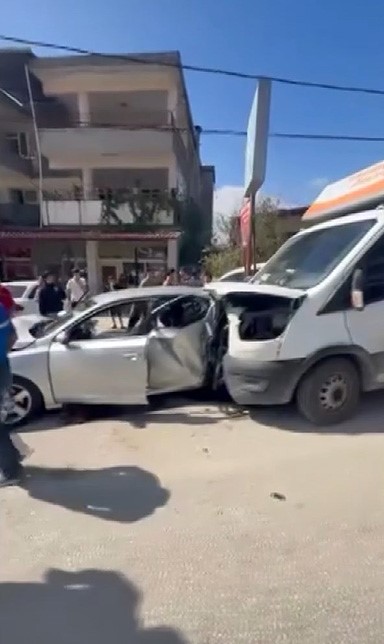 Binmek için kapısını açtığı otomobil, çarpmayla yerinden fırladı: O anlar kamerada (Fotoğraflı) Ramazan İlın HATAY (İHA) - Hatay'da kamyonetin, park halindeki otomobile ok gibi saplandığı kaza anı kameraya yansıdı. Kadının park halindeki otomobile binmek istediği esnada kazanın gerçekleştiği ve ezilmekten son anda kurtulduğu anlar anbean görüldü. Kaza, Defne ilçesi Tavla Mahallesi Antakya-Samandağ çevre yolu üzerinde meydana geldi. Seyir halindeki kamyonet, sürücüsünün kontrolünü kaybetmesiyle yol kenarında park halindeki otomobile çarptı. Kazada 2 kişi yaralandı. Kamyonetin, park halindeki otomobile ok gibi saplandığı ve kadının otomobile binmek için kapıyı açtığı esnada ezilmekten son anda kurtulması kameraya yansıdı. Kazayı gören vatandaşların durumu 112 Acil Çağrı Merkezi'ne bildirmesi üzerine olay yerine jandarma ve ambulans sevk edildi. Kısa sürede bölgeye intikal eden sağlık ekipleri, yaralılara ilk müdahalenin ardından hastaneye kaldırıldı.