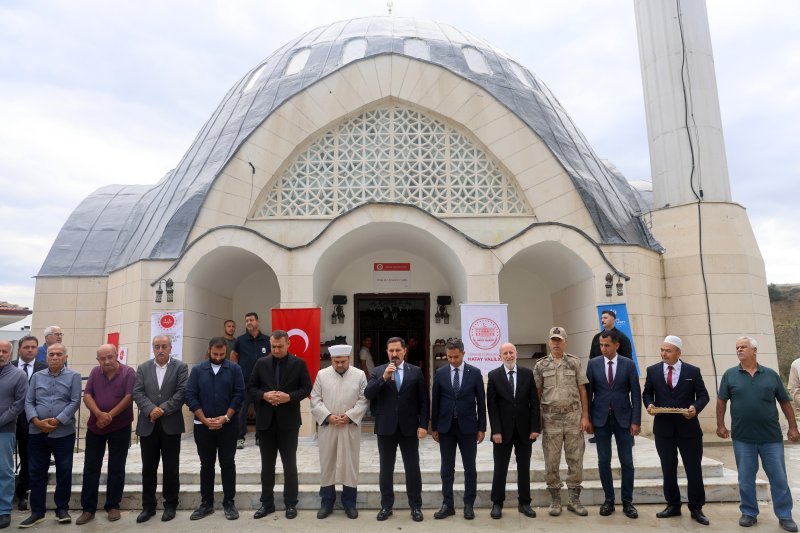 Hatay'da depremin ardından inşa edilen 136'ncı cami ibadete açıldı