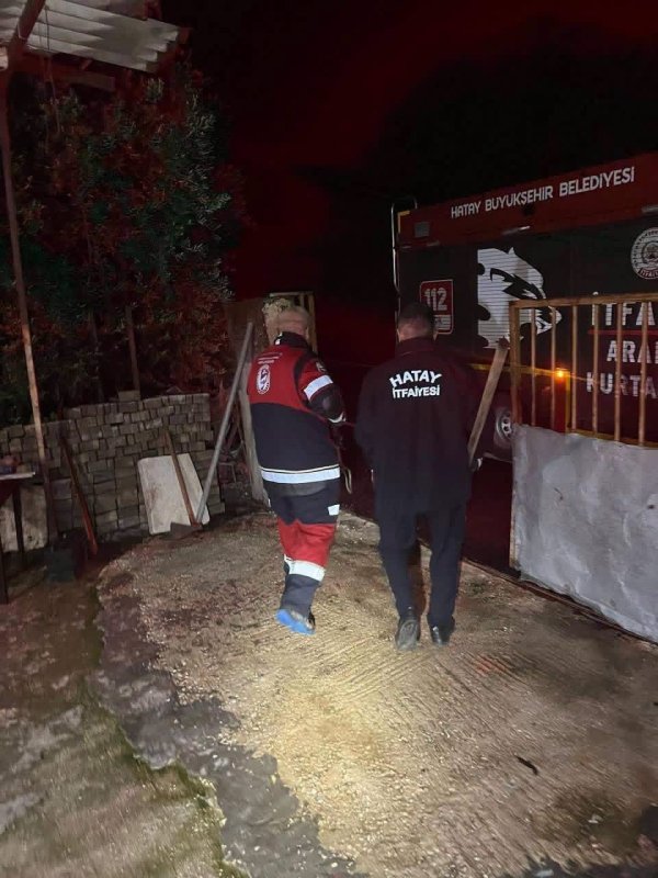 Samandağ’da yerleşim yerinde görülen yılan yakalanarak doğaya bırakıldı (Fotoğraflı) İlayda Korkmaz HATAY (İHA) - Hatay'da yerleşim yerinde görülen yılan, itfaiye ekiplerinin çalışmasıyla zarar verilmeden yakalanarak doğal yaşam alanına bırakıldı. Samandağ ilçesi Yeni Mahalle'de yerleşim yerinde yılan görülmesi üzerine ekipler bölgeye sevk edildi. Ekiplerin çalışması sonucunda yılan, çevreye ve hayvana zarar verilmeden yakalandı. Yakalanan yılan, ekipler tarafından doğal yaşam alanına bırakıldı. Çalışmayla birlikte yılanın yerleşim yerinden uzaklaştırılması ve güvenli şekilde doğal yaşam alanına bırakılması sağlandı.