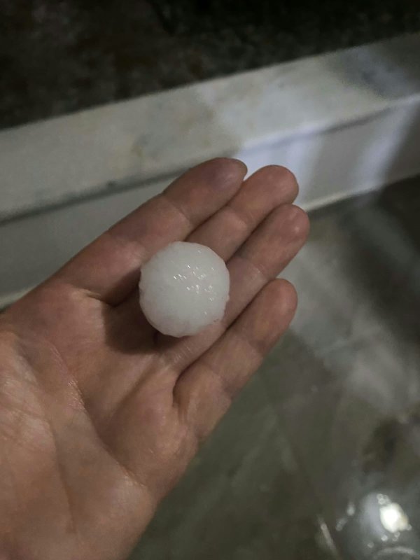 Hatay'da ceviz büyüklüğündeki dolu çevreyi beyaza bürüdü