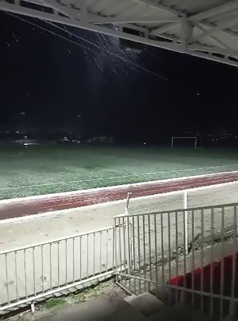 Hatay'da ceviz büyüklüğündeki dolu çevreyi beyaza bürüdü