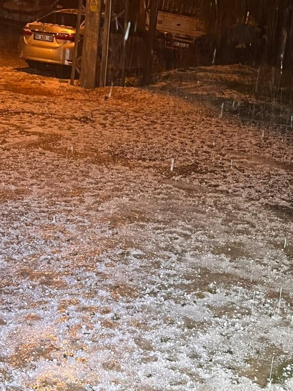 Hatay'da ceviz büyüklüğündeki dolu çevreyi beyaza bürüdü