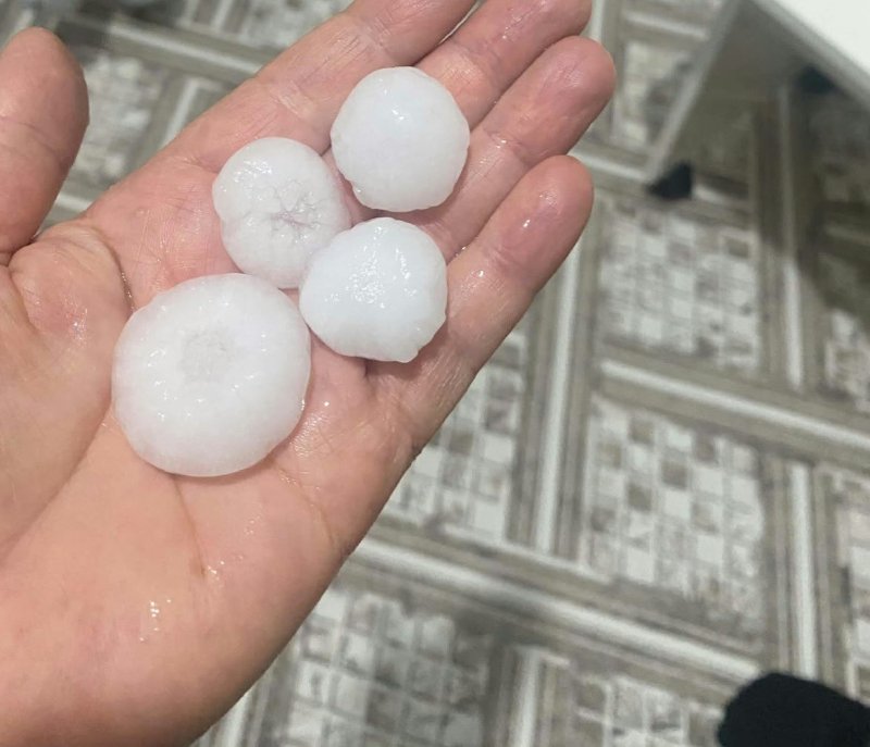 Hatay'da ceviz büyüklüğündeki dolu çevreyi beyaza bürüdü