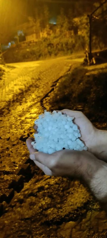 Hatay'da ceviz büyüklüğünde dolu yağdı, bazı araçlar hasar gördü