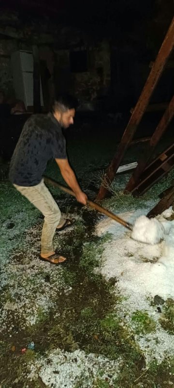 Hatay'da ceviz büyüklüğünde dolu yağdı, bazı araçlar hasar gördü