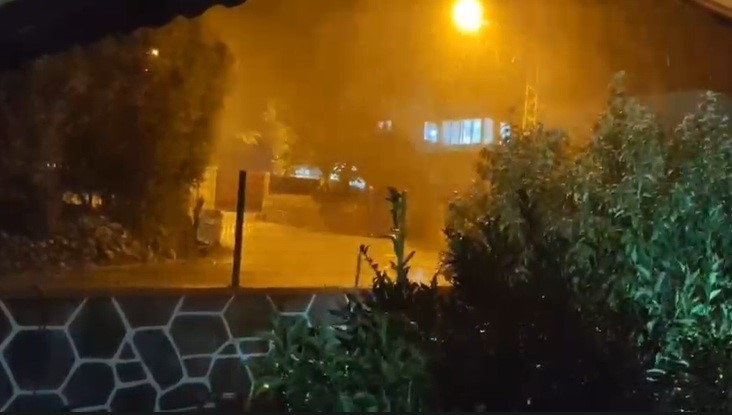 Hatay'da ceviz büyüklüğünde dolu yağdı, bazı araçlar hasar gördü