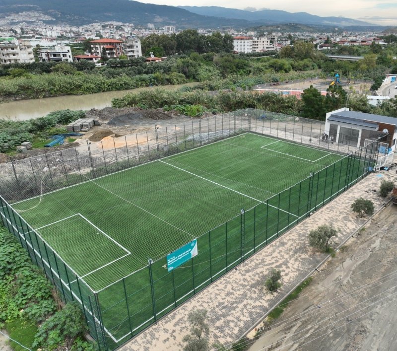 HBB, Tekebaşı’nda yağışlar nedeniyle zarar gören halı sahayı yenilendi (Fotoğraflı) İlayda Korkmaz HATAY (İHA) - Hatay Büyükşehir Belediyesi (HBB), Samandağ ilçesine bağlı Tekebaşı Mahallesi’nde yoğun yağışlar nedeniyle zarar gören halı sahada yenileme çalışması gerçekleştirdi. Ani ve yoğun yağışların ardından harekete geçen HBB ekipleri, halı sahada kapsamlı çalışma başlattı. Ekiplerin yürüttüğü çalışmalar kapsamında tesisin saha zemini ve diğer bölümleri elden geçirildi. Yürütülen yenileme çalışmalarının ardından Tekebaşı Mahallesi’ndeki halı saha yeniden kullanıma hazır hale getirildi. HBB tarafından yapılan açıklamada, kent genelinde yeni projelerin hayata geçirilmesinin yanı sıra daha önce kente kazandırılan yapıların bakım, onarım, tamir ve yenileme çalışmalarının da sürdürüldüğü belirtildi.