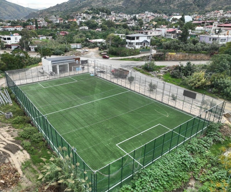 HBB, Tekebaşı’nda yağışlar nedeniyle zarar gören halı sahayı yenilendi (Fotoğraflı) İlayda Korkmaz HATAY (İHA) - Hatay Büyükşehir Belediyesi (HBB), Samandağ ilçesine bağlı Tekebaşı Mahallesi’nde yoğun yağışlar nedeniyle zarar gören halı sahada yenileme çalışması gerçekleştirdi. Ani ve yoğun yağışların ardından harekete geçen HBB ekipleri, halı sahada kapsamlı çalışma başlattı. Ekiplerin yürüttüğü çalışmalar kapsamında tesisin saha zemini ve diğer bölümleri elden geçirildi. Yürütülen yenileme çalışmalarının ardından Tekebaşı Mahallesi’ndeki halı saha yeniden kullanıma hazır hale getirildi. HBB tarafından yapılan açıklamada, kent genelinde yeni projelerin hayata geçirilmesinin yanı sıra daha önce kente kazandırılan yapıların bakım, onarım, tamir ve yenileme çalışmalarının da sürdürüldüğü belirtildi.