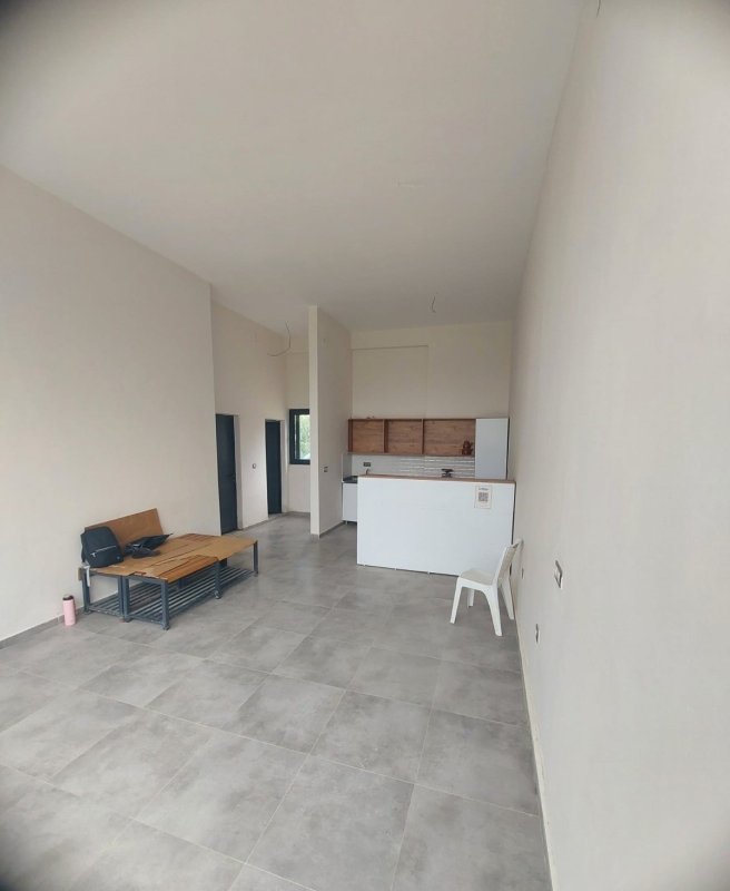 HBB, Tekebaşı’nda yağışlar nedeniyle zarar gören halı sahayı yenilendi (Fotoğraflı) İlayda Korkmaz HATAY (İHA) - Hatay Büyükşehir Belediyesi (HBB), Samandağ ilçesine bağlı Tekebaşı Mahallesi’nde yoğun yağışlar nedeniyle zarar gören halı sahada yenileme çalışması gerçekleştirdi. Ani ve yoğun yağışların ardından harekete geçen HBB ekipleri, halı sahada kapsamlı çalışma başlattı. Ekiplerin yürüttüğü çalışmalar kapsamında tesisin saha zemini ve diğer bölümleri elden geçirildi. Yürütülen yenileme çalışmalarının ardından Tekebaşı Mahallesi’ndeki halı saha yeniden kullanıma hazır hale getirildi. HBB tarafından yapılan açıklamada, kent genelinde yeni projelerin hayata geçirilmesinin yanı sıra daha önce kente kazandırılan yapıların bakım, onarım, tamir ve yenileme çalışmalarının da sürdürüldüğü belirtildi.