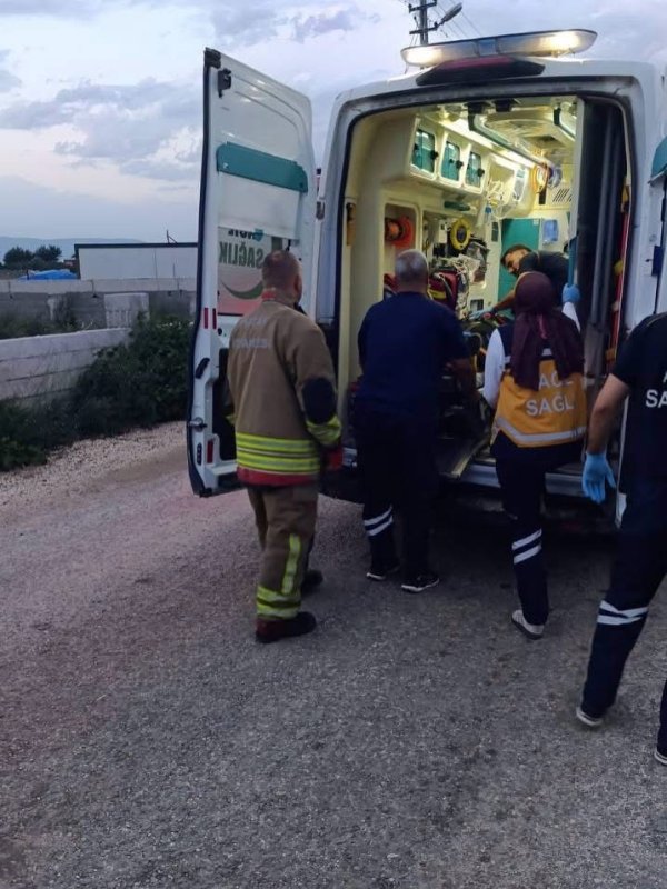 Antakya’da motosiklet kazasında 3 kişi yaralandı (Fotoğraflı) İlayda Korkmaz HATAY (İHA) - Hatay'da sürücüsünün kontrolünü kaybetmesiyle yaşanan motosiklet kazasında 3 kişi yaralandı. Kaza; Antakya ilçesi Yeşilova Mahallesi’nde yaşandı. Seyir halindeki motosiklet, sürücüsünün kontrolünü kaybetmesiyle devrildi. Kazanın ardından olay yerine sağlık, polis ve itfaiye ekibi sevk edildi. Kazada yaralanan 3 şahıs ekiplerin çalışmasıyla sağlık ekiplerine teslim edildi. Yaralı şahıslar hastanede tedavi altına alındı. Kaza nedeniyle bölgede gerekli emniyet tedbirleri sağlandı.