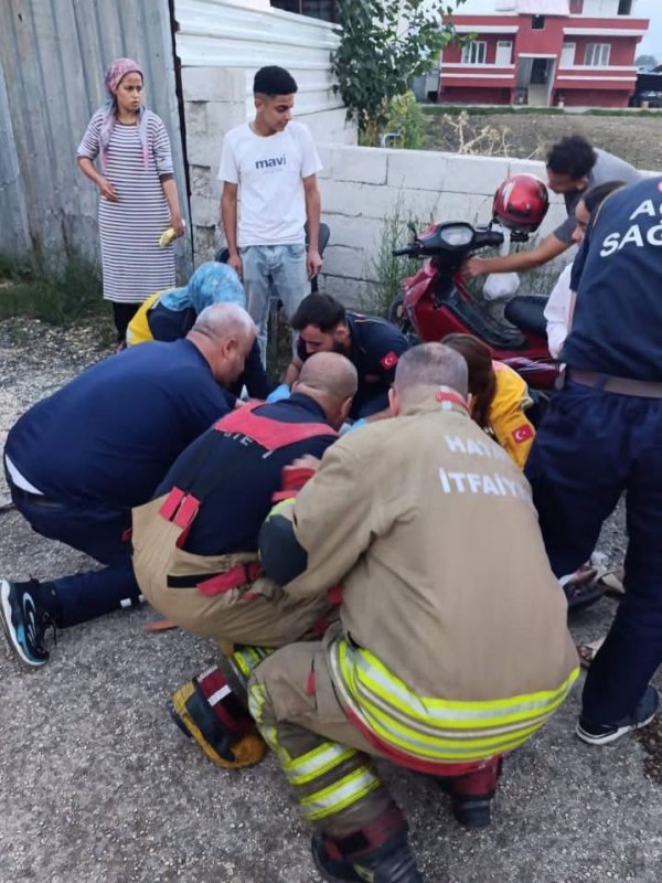 Antakya’da motosiklet kazasında 3 kişi yaralandı (Fotoğraflı) İlayda Korkmaz HATAY (İHA) - Hatay'da sürücüsünün kontrolünü kaybetmesiyle yaşanan motosiklet kazasında 3 kişi yaralandı. Kaza; Antakya ilçesi Yeşilova Mahallesi’nde yaşandı. Seyir halindeki motosiklet, sürücüsünün kontrolünü kaybetmesiyle devrildi. Kazanın ardından olay yerine sağlık, polis ve itfaiye ekibi sevk edildi. Kazada yaralanan 3 şahıs ekiplerin çalışmasıyla sağlık ekiplerine teslim edildi. Yaralı şahıslar hastanede tedavi altına alındı. Kaza nedeniyle bölgede gerekli emniyet tedbirleri sağlandı.