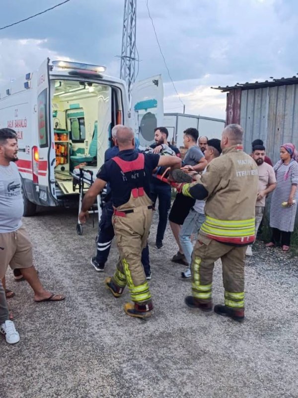 Antakya’da motosiklet kazasında 3 kişi yaralandı (Fotoğraflı) İlayda Korkmaz HATAY (İHA) - Hatay'da sürücüsünün kontrolünü kaybetmesiyle yaşanan motosiklet kazasında 3 kişi yaralandı. Kaza; Antakya ilçesi Yeşilova Mahallesi’nde yaşandı. Seyir halindeki motosiklet, sürücüsünün kontrolünü kaybetmesiyle devrildi. Kazanın ardından olay yerine sağlık, polis ve itfaiye ekibi sevk edildi. Kazada yaralanan 3 şahıs ekiplerin çalışmasıyla sağlık ekiplerine teslim edildi. Yaralı şahıslar hastanede tedavi altına alındı. Kaza nedeniyle bölgede gerekli emniyet tedbirleri sağlandı.