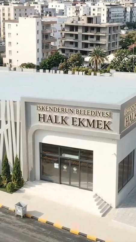 İskenderun’da Halk Ekmek fabrikası için ilk kepçe vuruldu (Fotoğraflı) İlayda Korkmaz HATAY (İHA) - İskenderun Belediyesi tarafından kente kazandırılması planlanan Halk Ekmek fabrikasının yapımı için temel kazı çalışmalarına başlandı. Halk Ekmek projesi kapsamında fabrikanın kurulacağı alanda iş makineleriyle temel kazısı gerçekleştirildi. İskenderun Belediye Başkanı Mehmet Dönmez de çalışmalara katılarak iş makinesinin başına geçti ve ilk kazıyı gerçekleştirdi. Çalışma alanında açıklamalarda bulunan Başkan Dönmez, projenin ilk adımında bizzat yer almak istediğini belirterek Halk Ekmek fabrikasının İskenderun’a kazandırılmasından duyduğu memnuniyeti dile getirdi. Dönmez, inşaatın kısa sürede tamamlanmasını ve İskenderun’un yeni bir hizmet olan Halk Ekmek ile buluşturulmasını hedeflediklerini ifade etti. Halk Ekmek fabrikasının temel kazı çalışmalarının başlatılmasıyla birlikte projenin yapım sürecine geçilmiş oldu.