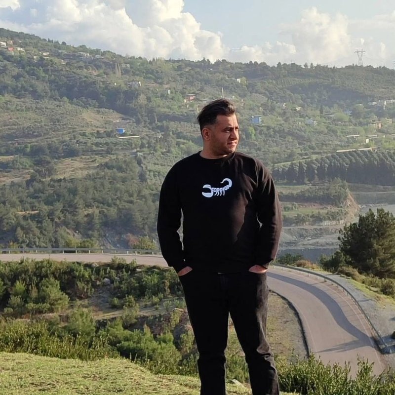 45 günlük evli çiftin yaralandığı kaza kamerada (Fotoğraflı) Ferit Savaş HATAY (İHA) - Hatay'da meydana gelen kazada otomobilin çarptığı motosikletteki 45 günlük evli çift yaralandı. Kaza, Payas-Dörtyol E-5 kara yolu üzerinde yaşandı. Seyir halindeki otomobil, aynı yönde ilerleyen Ömer Çetinkaya idaresindeki motosiklete arkadan çarptı. Çarpışmanın şiddetiyle Çetinkaya ve eşi motosikletten yere düşerek savruldu. Yaralı çift, olay yerine gelen ambulansla hastaneye kaldırıldı. Dörtyol Devlet Hastanesi'nde tedavi altına alınan Ömer Çetinkaya'nın başından darbe aldığı ve durumunun ağır olduğu belirtildi. Öte yandan Çetinkaya çiftinin kazadan 45 gün önce evlendiği öğrenildi. Güvenlik kamerasına yansıyan görüntülerde; otomobilin, aynı istikamette ilerleyen motosiklete arkadan çarptığı görüldü.