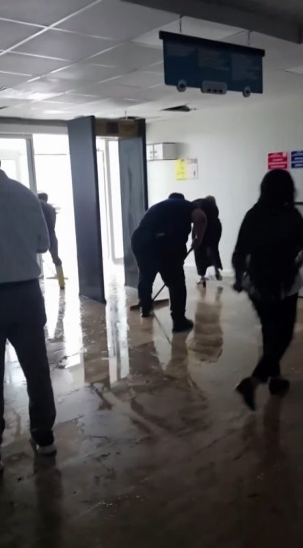 Dolu yağışıyla birlikte belediyenin prefabrik binası su içirişinde kalırken yollar göle döndü (Fotoğraflı) Ferit Savaş HATAY (İHA) - Hatay'ın Arsuz ilçesinde etkili olan dolu yağışıyla birlikte prefabrik belediye binası su içerisinde kalırken yollar göle döndü. Meteorolojinin sarı kodlu yağış uyarısında bulunduğu Hatay'ın kıyı ilçelerinde sabah saatlerinden itibaren yağışlı hava etkili oldu. Arsuz ilçesinde etkili olan kuvvetli ve kısa süreli dolu yağışıysa çevreyi beyaza bürüdü. Arsuz Belediyesi'nin prefabrik binası da yağan yağışla birlikte su içerisinde kaldı. Belediye binası içerisindeki teknolojik aletlere karşı çözüm almak isteyen personel, poşetlerle bilgisayarları kapatarak çözüm üretmeye çalıştılar. Arsuz Belediye Başkanı Sami Üstün, dolu afetinin ardından sahaya çıkarak vatandaşın yardımına koştu. Ekiplerin sahadaki çalışmalarının sürdüğü öğrenildi. Öte yandan yağışla birlikte yollar göle döndü ve uzun araç kuyrukları oluştu.