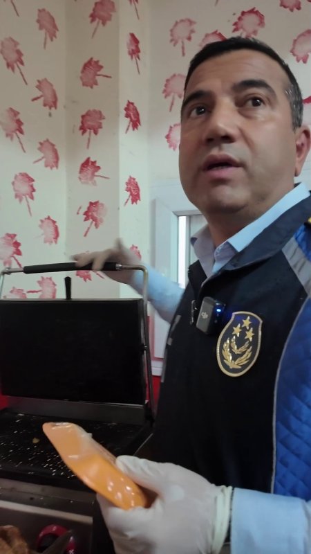 Okul kantinindeki mide bulandıran tost makinesine zabıtadan tepki  (Fotoğraflı)  Esma Kural HATAY (İHA) - Hatay'da zabıta tarafından okul kantinlerine yönelik gerçekleştirilen denetimlerde; temizliği yapılmayan tost makinesi ve son kullanma tarihinin üzerinden 1 yıl geçmesine rağmen dolapta bulundurulan hazır tavuk döner dikkat çekti. Denetimler esnasında mide bulandıran görüntülere tepki gösteren zabıta müdürü, "Bunlara biz müsaade edemeyiz, bu tost makinesinden tost yer misiniz" diyerek tepki gösterdi. Dörtyol ilçesinde zabıta ekiplerince gerçekleştirilen denetimlerde, Milli Eğitim Bakanlığı tarafından belirlenen kriterler doğrultusunda kantinlerde satılması yasaklanan ürünler kontrol edildi. Ekipler ayrıca ürünlerin son kullanma tarihlerini, saklama şartlarını, hijyen kurallarını ve işletmelerin genel düzenini titizlikle inceledi. Denetimler esnasında mide bulandıran görüntülerin ortaya çıktığı kantinlere yönelik işlem yapıldı. Zabıta müdürü Ali Avan, "İlkokul öğrencilerinin sattığı ürünlerin fiyatlarını görünebilir şekilde tek tek yazalım. Kızarmış patates dolaba koyduktan sonra yenmez. Bunlara biz müsaade edemeyiz. Tost makinesinden tost yer misiniz. Çocuklara alıp, sattığınız hazır dönerin son kullanma tarihinin üzerinden 1 yılı aşkın süre geçmiş. 2025 yılı son kullanma tarihi ve üzerinden 1 yıl geçmiş. Bunlara izin veremem, detaylı tutanağı tutalım. Burada hiçbir şeyden haberi olmayan çocuklara hizmet veriyoruz" dedi.