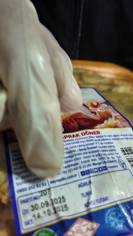 Okul kantinindeki mide bulandıran tost makinesine zabıtadan tepki  (Fotoğraflı)  Esma Kural HATAY (İHA) - Hatay'da zabıta tarafından okul kantinlerine yönelik gerçekleştirilen denetimlerde; temizliği yapılmayan tost makinesi ve son kullanma tarihinin üzerinden 1 yıl geçmesine rağmen dolapta bulundurulan hazır tavuk döner dikkat çekti. Denetimler esnasında mide bulandıran görüntülere tepki gösteren zabıta müdürü, "Bunlara biz müsaade edemeyiz, bu tost makinesinden tost yer misiniz" diyerek tepki gösterdi. Dörtyol ilçesinde zabıta ekiplerince gerçekleştirilen denetimlerde, Milli Eğitim Bakanlığı tarafından belirlenen kriterler doğrultusunda kantinlerde satılması yasaklanan ürünler kontrol edildi. Ekipler ayrıca ürünlerin son kullanma tarihlerini, saklama şartlarını, hijyen kurallarını ve işletmelerin genel düzenini titizlikle inceledi. Denetimler esnasında mide bulandıran görüntülerin ortaya çıktığı kantinlere yönelik işlem yapıldı. Zabıta müdürü Ali Avan, "İlkokul öğrencilerinin sattığı ürünlerin fiyatlarını görünebilir şekilde tek tek yazalım. Kızarmış patates dolaba koyduktan sonra yenmez. Bunlara biz müsaade edemeyiz. Tost makinesinden tost yer misiniz. Çocuklara alıp, sattığınız hazır dönerin son kullanma tarihinin üzerinden 1 yılı aşkın süre geçmiş. 2025 yılı son kullanma tarihi ve üzerinden 1 yıl geçmiş. Bunlara izin veremem, detaylı tutanağı tutalım. Burada hiçbir şeyden haberi olmayan çocuklara hizmet veriyoruz" dedi.