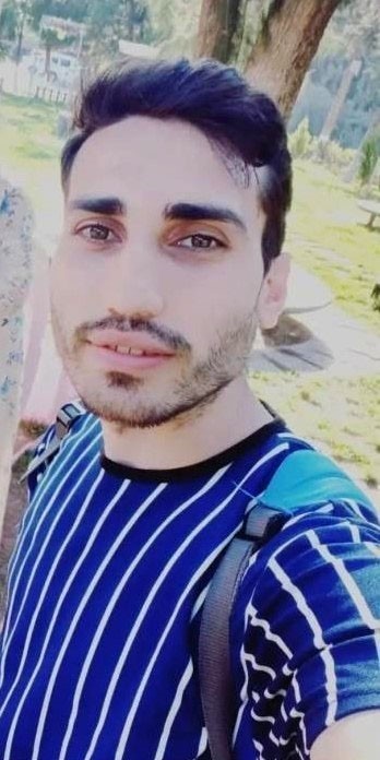Batan gemide can veren kardeşini uğurlayan ağabeyin "Allah’a emanet ol kardeşim" sözleri yürekleri burktu (Fotoğraflı) Ahmet Arslan HATAY (İHA) - Kuzey Kıbrıs Türk Cumhuriyeti'nin (KTKC) Girne kenti açıklarında meydana gelen gemi faciasının ardından sürdürülen arama çalışmaları kapsamında naaşı bulunan 28 yaşındaki Mahmut Demir, memleketi Hatay’ın Reyhanlı ilçesinde son yolculuğuna uğurlandı. Duygusal anların yaşandığı cenaze namazında ve definde ağabey Halil Demir’in gözyaşları içerisinde "Allah’a emanet ol kardeşim" dediği anlar yürekleri burktu. KKTC'nin Girne kenti açıklarında 30 Ağustos'ta batan "Filo Jet" yolcu gemisine yönelik başlatılan arama çalışmaları sırasında ulaşılan naaş üzerinde yürütülen kimlik tespit çalışmalarında 28 yaşındaki Mahmut Demir’in cansız bedenine ulaşıldı. İşlemlerin ardından Demir’in cenazesi memleketi olan Hatay’a gönderildi. Demir için bugün öğle namazının ardından Reyhanlı ilçesi Harran Mahallesi’nde cenaze namazı kılındı. Cenaze namazında aile üyeleri duygusal anlar yaşarken Demir’in babası ve ağabeyleri dakikalarca tabutun başında gözyaşı döktü. Demir’in defni esnasında kardeşini son yolculuğuna uğurlayan Halil Demir’in "Allah’a emanet ol kardeşim" diyerek gözyaşı dökmesiyse yürekleri burktu. Öte yandan, Mahmut Demir’in evli ve 2 çocuk babası olduğu öğrenilirken, aynı gemide kaybolan ağabey Mustafa Demir’i arama çalışmaları ise sürüyor.