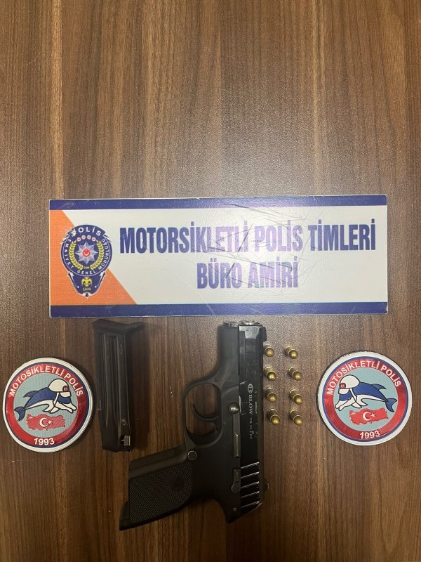 Kırıkhan’da ruhsatsız tabanca ve fişek ele geçirildi (Fotoğraflı) İsmet Biçen HATAY (İHA) - Hatay'da polis ekipleri tarafından gerçekleştirilen uygulamada bir motosiklette ruhsatsız tabanca ve fişek ele geçirildi. Emniyet Müdürlüğü ekipleri tarafından 6 Ekim tarihinde Kırıkhan ilçesi Kılıçoğlu Caddesi üzerinde gerçekleştirilen uygulama sırasında durumundan şüphelenilerek durdurulan motosiklette arama yapıldı. Yapılan kontrolde 1 adet ruhsatsız tabanca ile 8 adet 7.65 milimetre fişek ele geçirildi. Olayla ilgili H.İ.Z. isimli şahıs hakkında 6136 Sayılı Ateşli Silahlar ve Bıçaklar ile Diğer Aletler Hakkında Kanun kapsamında adli işlem başlatıldı. Emniyetteki işlemlerinin ardından adli makamlara sevk edilen H.İ.Z., çıkarıldığı mahkemece tutuklanarak cezaevine teslim edildi.