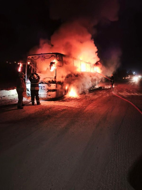Metro turizm otobüsü alevlere teslim oldu (Fotoğraflı) Ahmet Arslan HATAY (İHA) - Hatay’da seyir halindeyken alevlere teslim olan yolcu otobüsü kullanılmaz hale geldi. Yolcusu bulunmayan araçta şoförün yangını yara almadan atlattığı öğrendi. Yangın, Antakya-İskenderun yolu Maraşboğazı Mahallesi mevkiinde yaşandı. Metro Turizm’e ait Mercedes Benz marka yolcu otobüsü seyir halindeyken alevlere teslim oldu. Araç kısa sürede alev topuna döndü. İhbarla bölgeye Hatay Büyükşehir Belediyesi itfaiye ekipleri sevk edildi. Yangın, itfaiye ekiplerinin hızlı müdahalesiyle kısa sürede kontrol altına alındı. İçinde yolcu olmadığı öğrenilen otobüsün arızalı olduğu belirlendi. Sürücünün yara almadan atlattığı yangının çıkış nedeni araştırılıyor.