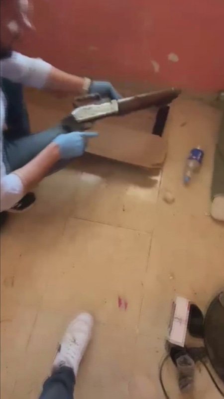 HATAY (İHA) - Hatay'da jandarma ekiplerinin bir eve düzenlediği operasyonda 2 tabanca, 6 av tüfeği, tabanca şarjörleri, mermi ve esrar ele geçirildi. Kurusıkı tabancaların namlularını açarak yivli hale getirdiği ve satışını yaptığı belirlenen şüpheli gözaltına alındı.
