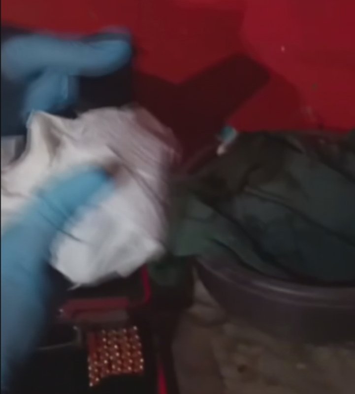 Kurusıkı tabancaları yivli hale getirerek satan şahıs yakalandı (Fotoğraflı) Aykut Taştan HATAY (İHA) - Hatay'da jandarma ekiplerinin bir eve düzenlediği operasyonda 2 tabanca, 6 av tüfeği, tabanca şarjörleri, mermi ve esrar ele geçirildi. Kurusıkı tabancaların namlularını açarak yivli hale getirdiği ve satışını yaptığı belirlenen şüpheli gözaltına alındı. Hatay İl Jandarma Komutanlığı ekipleri, kentin huzur ve güvenliğini sağlamak amacıyla çalışmalarını aralıksız sürdürüyor. Çalışmalar çerçevesinde; 7 Ekim tarihinde Antakya ilçesi Güzelburç Mahallesi'nde ikamet eden K.A.'nın, temin ettiği kuru sıkı tabancaların namlusunu açarak yivli hale getirip kent genelinde satışını yaptığı tespit edildi. K.A. adlı şahsın evinde yapılan aramasında; 1 adet 7.62 mm tabanca, 1 adet 9 mm tabanca, 4 adet pompalı av tüfeği, 2 adet tek kırma av tüfeği, 2 adet tabanca şarjörü, 81 adet farklı markalarda 9x19 mm çapında tabanca mermisi, 29 adet farklı kalibre av tüfeği fişeği ele geçirildi. Ayrıca yaklaşık 200 gram tütüne karıştırılmış kubar esrar ele geçirildi. Olayla ilgili gözaltına alınan K.A. hakkında adli tahkikata başlanıldı.