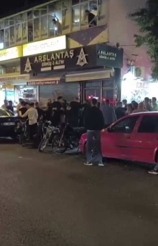 Nişanda başlayan sözlü tartışma sandalyelerin havada uçuştuğu kavgaya dönüştü