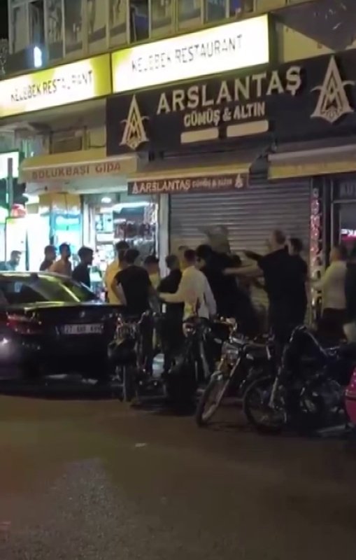 Nişanda başlayan sözlü tartışma sandalyelerin havada uçuştuğu kavgaya dönüştü