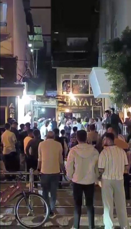 Nişanda başlayan sözlü tartışma sandalyelerin havada uçuştuğu kavgaya dönüştü (Fotoğraflı) Ferit Savaş HATAY (İHA) - Hatay’da nişan töreni esnasında şahıslar arasında yaşanan sözlü tartışma plastik sandalyelerin havada uçuştuğu kavgaya dönüştü. Olay; akşam saatlerinde Dörtyol ilçesi Numuneevler Mahallesi’nde bulunan düğün salonu mevkiinde yaşandı. Nişanda katılımcı olan şahıslar arasında yaşanan sözlü tartışma kavgaya dönüştü. Kısa sürede çevredekilerinde dahil olduğu kavgada plastik sandalyeler havada uçuşurken, tekme ve tokat kullanıldı. Kavga üzerine bölgeye gelen polis ekipleri ve duyarlı vatandaşlar kavgaya müdahale ederek grupları ayırdı. Hafif yaralıların olduğu olay, polis ekiplerinin müdahalesiyle son buldu. Öte yandan, nişanı gerçekleşen çift ve aileler arasında herhangi bir sorun olmadığı öğrenildi.