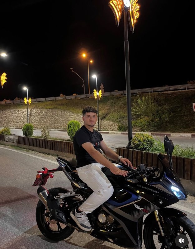  Pikapla çarpışan motosikletin 19 yaşındaki sürücüsü öldü  (Fotoğraflı)  Ahmet Arslan HATAY (İHA) - Hatay’da pikapla çarpışan motosikletin 19 yaşındaki sürücüsü Mehmet Altınözü hayatını kaybetti. Kaza; geçtiğimiz gün akşam saatlerinde Altınözü ilçe girişinde yaşandı. 19 yaşındaki Mehmet Altınöz’ün kullandığı motosiklet, pikaba arkadan çarptı. Kazada pikaba ok gibi saplanan motosiklet hurdaya dönerken genç sürücü öldü. Kazada hurdaya dönen motosiklet ve pikap otoparka çekilirken. Pikabın sürücüsü H.H. jandarma ekipleri tarafından gözaltına alındı. Vefat eden gencin 11 Ekim Pazar günü Kurtmezrası Mahallesi’nde defnedileceği öğrenildi.