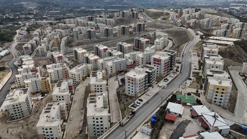 Depremin ardından yeniden inşa edilen kentte TOKİ konutlarının kiraları 10 bin TL'den başlıyor (Fotoğraflı) Ramazan İlın HATAY (İHA) - Hatay'da deprem sonrası inşa edilen konutların teslim edilmesiyle kira piyasasında hareketlilik yaşandı. Emlakçı Jülide Özkan, TOKİ konutlarında kiraların 10 bin ila 15 bin TL, rezerv alanlardaki konutlarda ise 15 bin ila 20 bin TL arasında değiştiğini belirterek fiyatların dairenin özelliklerine göre farklılık gösterdiğini söyledi. Özkan, tapuları henüz çıkmayan konutların sözleşmeyle satışının ise risk taşıdığına dikkat çekti. Asrın felaketinde binlerce binanın yerle bir olduğu Hatay'da 2023 yılında kira fiyatlarında yüzde 100 oranında artış yaşanmıştı. Çevre, Şehircilik ve İklim Değişikliği Bakanlığının kentte yürüttüğü ihya ve inşa çalışmalarıyla birlikte teslim edilen deprem konutları kira fiyatlarını da etkiledi. Geride kalan süreçte toplamda 98 bin 74 bağımsız bölümün hak sahibi belirlenirken, vatandaşlar yeni yuvalarına yerleşmeye devam ediyor. Depremin yaşandığı 2023 yılında kira fiyatlarının tavan yaptığı kentte konutların teslimi ve ailelerin yerleşmesiyle birlikte kira fiyatlarında, 2026 yılın ilk çeyreğinde ciddi düşüşler yaşandı. Dairelerin kira fiyatlarının bulundukları katlara ve şehre uzaklıklarına göre değiştiğini ifade eden emlakçı Jülide Özkan, kentteki deprem konutlarında en düşük kira fiyatının 10 bin TL, en yüksek kira fiyatının 20 bin TL civarında olduğunu söyledi. "TOKİ konutlarında 7 bin ila 13 bin lira arasında olan kiralar, şu anda 10 bin ila 15 bin lira aralığına yükseldi" Yılın ilk aylarında kira fiyatlarının 7 ila 13 bin TL olurken şimdi ise 10 ila 15 bin TL civarında yükseldiğini ifade eden emlakçı Jülide Özkan, "Yılın ilk çeyreğinde daha önce de görüşmüştük. TOKİ konutlarında kira fiyatları 7 bin ile 13 bin lira arasındaydı. Şimdi rezerv alanlardaki konutlar teslim edilmeye başlandı. Konutların teslim edilmesi, konteyner kentlerin boşaltılması ve tayin döneminin aynı zamana denk gelmesiyle kira fiyatlarında bir miktar yükseliş yaşandı. Artık şehir merkezindeki binalarımızın ortalama yaşı da yaklaşık 6 oldu. Binaların büyük bölümünün yeni olması da kira fiyatlarının yükselmesinde etkili oluyor. Daha önce TOKİ konutlarında 7 bin ila 13 bin lira arasında olan kiralar, şu anda 10 bin ila 15 bin lira aralığına yükseldi. Rezerv alanlardaki konutlarda ise kiralar genellikle 15 bin ila 20 bin lira arasında değişiyor. Fiyatlar dairenin konumuna, oda sayısına, metrekaresine ve cephesine göre farklılık gösteriyor. Açıkçası kira fiyatlarında bir miktar düşüş bekliyoruz. Çünkü insanların ödeme gücü bizim için önemli. Şu anda istediğimiz kirayı isteyelim, insanlar ödeyemedikten sonra bunun bir anlamı yok. Her zaman piyasada fiyatı alıcının belirlediğini söyleriz. Bu nedenle ödeme gücünü göz önünde bulundurarak fiyatlarda düşüş bekliyoruz. Konut sayısının artmasıyla birlikte piyasada farklı bir durum oluştu. Daha önce şehirde eski binalar, küçük daireler ve bodrum katları vardı. Bu konutlar daha uygun fiyatlarla kiraya verilebiliyordu. Şimdi insanlar daha çok yeni dairelere sahip olduğu için ev sahipleri de 'dairem sıfır' diyerek daha yüksek kira talep ediyor. Ancak vatandaşların bu kiraları ödeme gücü oldukça sınırlı" dedi. "Bu nedenle tapular çıkmadan sözleşmeyle satış yapmak ciddi risk taşıyor ve açıkçası tapuların çıkarılmasını beklemek gerekiyor" TOKİ konutlarını satın almak isteyen vatandaşların tapuları çıktıktan sonra satın almaları gerektiğini söyleyen emlakçı Jülide Özkan, "Vatandaşlarımızın birçoğu şehir dışına taşındı ve göç hâlâ devam ediyor. Bu nedenle bazı hak sahipleri konutlarını satmak istiyor. Ancak tapular henüz çıkarılmadığı için satış işlemlerini sözleşme üzerinden yapmaya çalışıyorlar. Bu yöntem ise güvenli değil. İnsanlar bu sözleşmelere güvenerek birikimlerini ortaya koyabiliyor. Fakat sözleşmenin hukuki bağlayıcılığı ve geçerliliği konusunda sorunlar yaşanabileceği için dikkatli olmak gerekiyor. Ödenen miktarlar da az değil. 1,5 ve 2 milyon liraya ulaşan tutarlar söz konusu. Bu nedenle tapular çıkmadan sözleşmeyle satış yapmak ciddi risk taşıyor. Açıkçası tapuların çıkarılmasını beklemek gerekiyor. Şu anda noterde veya başka bir resmi kurumda bu şekilde sözleşmeyle satış ya da hak devri yapılması mümkün değil" ifadelerini kullandı.