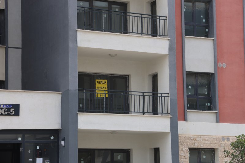 Depremin ardından yeniden inşa edilen kentte TOKİ konutlarının kiraları 10 bin TL'den başlıyor (Fotoğraflı) Ramazan İlın HATAY (İHA) - Hatay'da deprem sonrası inşa edilen konutların teslim edilmesiyle kira piyasasında hareketlilik yaşandı. Emlakçı Jülide Özkan, TOKİ konutlarında kiraların 10 bin ila 15 bin TL, rezerv alanlardaki konutlarda ise 15 bin ila 20 bin TL arasında değiştiğini belirterek fiyatların dairenin özelliklerine göre farklılık gösterdiğini söyledi. Özkan, tapuları henüz çıkmayan konutların sözleşmeyle satışının ise risk taşıdığına dikkat çekti. Asrın felaketinde binlerce binanın yerle bir olduğu Hatay'da 2023 yılında kira fiyatlarında yüzde 100 oranında artış yaşanmıştı. Çevre, Şehircilik ve İklim Değişikliği Bakanlığının kentte yürüttüğü ihya ve inşa çalışmalarıyla birlikte teslim edilen deprem konutları kira fiyatlarını da etkiledi. Geride kalan süreçte toplamda 98 bin 74 bağımsız bölümün hak sahibi belirlenirken, vatandaşlar yeni yuvalarına yerleşmeye devam ediyor. Depremin yaşandığı 2023 yılında kira fiyatlarının tavan yaptığı kentte konutların teslimi ve ailelerin yerleşmesiyle birlikte kira fiyatlarında, 2026 yılın ilk çeyreğinde ciddi düşüşler yaşandı. Dairelerin kira fiyatlarının bulundukları katlara ve şehre uzaklıklarına göre değiştiğini ifade eden emlakçı Jülide Özkan, kentteki deprem konutlarında en düşük kira fiyatının 10 bin TL, en yüksek kira fiyatının 20 bin TL civarında olduğunu söyledi. "TOKİ konutlarında 7 bin ila 13 bin lira arasında olan kiralar, şu anda 10 bin ila 15 bin lira aralığına yükseldi" Yılın ilk aylarında kira fiyatlarının 7 ila 13 bin TL olurken şimdi ise 10 ila 15 bin TL civarında yükseldiğini ifade eden emlakçı Jülide Özkan, "Yılın ilk çeyreğinde daha önce de görüşmüştük. TOKİ konutlarında kira fiyatları 7 bin ile 13 bin lira arasındaydı. Şimdi rezerv alanlardaki konutlar teslim edilmeye başlandı. Konutların teslim edilmesi, konteyner kentlerin boşaltılması ve tayin döneminin aynı zamana denk gelmesiyle kira fiyatlarında bir miktar yükseliş yaşandı. Artık şehir merkezindeki binalarımızın ortalama yaşı da yaklaşık 6 oldu. Binaların büyük bölümünün yeni olması da kira fiyatlarının yükselmesinde etkili oluyor. Daha önce TOKİ konutlarında 7 bin ila 13 bin lira arasında olan kiralar, şu anda 10 bin ila 15 bin lira aralığına yükseldi. Rezerv alanlardaki konutlarda ise kiralar genellikle 15 bin ila 20 bin lira arasında değişiyor. Fiyatlar dairenin konumuna, oda sayısına, metrekaresine ve cephesine göre farklılık gösteriyor. Açıkçası kira fiyatlarında bir miktar düşüş bekliyoruz. Çünkü insanların ödeme gücü bizim için önemli. Şu anda istediğimiz kirayı isteyelim, insanlar ödeyemedikten sonra bunun bir anlamı yok. Her zaman piyasada fiyatı alıcının belirlediğini söyleriz. Bu nedenle ödeme gücünü göz önünde bulundurarak fiyatlarda düşüş bekliyoruz. Konut sayısının artmasıyla birlikte piyasada farklı bir durum oluştu. Daha önce şehirde eski binalar, küçük daireler ve bodrum katları vardı. Bu konutlar daha uygun fiyatlarla kiraya verilebiliyordu. Şimdi insanlar daha çok yeni dairelere sahip olduğu için ev sahipleri de 'dairem sıfır' diyerek daha yüksek kira talep ediyor. Ancak vatandaşların bu kiraları ödeme gücü oldukça sınırlı" dedi. "Bu nedenle tapular çıkmadan sözleşmeyle satış yapmak ciddi risk taşıyor ve açıkçası tapuların çıkarılmasını beklemek gerekiyor" TOKİ konutlarını satın almak isteyen vatandaşların tapuları çıktıktan sonra satın almaları gerektiğini söyleyen emlakçı Jülide Özkan, "Vatandaşlarımızın birçoğu şehir dışına taşındı ve göç hâlâ devam ediyor. Bu nedenle bazı hak sahipleri konutlarını satmak istiyor. Ancak tapular henüz çıkarılmadığı için satış işlemlerini sözleşme üzerinden yapmaya çalışıyorlar. Bu yöntem ise güvenli değil. İnsanlar bu sözleşmelere güvenerek birikimlerini ortaya koyabiliyor. Fakat sözleşmenin hukuki bağlayıcılığı ve geçerliliği konusunda sorunlar yaşanabileceği için dikkatli olmak gerekiyor. Ödenen miktarlar da az değil. 1,5 ve 2 milyon liraya ulaşan tutarlar söz konusu. Bu nedenle tapular çıkmadan sözleşmeyle satış yapmak ciddi risk taşıyor. Açıkçası tapuların çıkarılmasını beklemek gerekiyor. Şu anda noterde veya başka bir resmi kurumda bu şekilde sözleşmeyle satış ya da hak devri yapılması mümkün değil" ifadelerini kullandı.