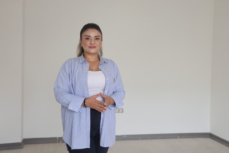 Depremin ardından yeniden inşa edilen kentte TOKİ konutlarının kiraları 10 bin TL'den başlıyor (Fotoğraflı) Ramazan İlın HATAY (İHA) - Hatay'da deprem sonrası inşa edilen konutların teslim edilmesiyle kira piyasasında hareketlilik yaşandı. Emlakçı Jülide Özkan, TOKİ konutlarında kiraların 10 bin ila 15 bin TL, rezerv alanlardaki konutlarda ise 15 bin ila 20 bin TL arasında değiştiğini belirterek fiyatların dairenin özelliklerine göre farklılık gösterdiğini söyledi. Özkan, tapuları henüz çıkmayan konutların sözleşmeyle satışının ise risk taşıdığına dikkat çekti. Asrın felaketinde binlerce binanın yerle bir olduğu Hatay'da 2023 yılında kira fiyatlarında yüzde 100 oranında artış yaşanmıştı. Çevre, Şehircilik ve İklim Değişikliği Bakanlığının kentte yürüttüğü ihya ve inşa çalışmalarıyla birlikte teslim edilen deprem konutları kira fiyatlarını da etkiledi. Geride kalan süreçte toplamda 98 bin 74 bağımsız bölümün hak sahibi belirlenirken, vatandaşlar yeni yuvalarına yerleşmeye devam ediyor. Depremin yaşandığı 2023 yılında kira fiyatlarının tavan yaptığı kentte konutların teslimi ve ailelerin yerleşmesiyle birlikte kira fiyatlarında, 2026 yılın ilk çeyreğinde ciddi düşüşler yaşandı. Dairelerin kira fiyatlarının bulundukları katlara ve şehre uzaklıklarına göre değiştiğini ifade eden emlakçı Jülide Özkan, kentteki deprem konutlarında en düşük kira fiyatının 10 bin TL, en yüksek kira fiyatının 20 bin TL civarında olduğunu söyledi. "TOKİ konutlarında 7 bin ila 13 bin lira arasında olan kiralar, şu anda 10 bin ila 15 bin lira aralığına yükseldi" Yılın ilk aylarında kira fiyatlarının 7 ila 13 bin TL olurken şimdi ise 10 ila 15 bin TL civarında yükseldiğini ifade eden emlakçı Jülide Özkan, "Yılın ilk çeyreğinde daha önce de görüşmüştük. TOKİ konutlarında kira fiyatları 7 bin ile 13 bin lira arasındaydı. Şimdi rezerv alanlardaki konutlar teslim edilmeye başlandı. Konutların teslim edilmesi, konteyner kentlerin boşaltılması ve tayin döneminin aynı zamana denk gelmesiyle kira fiyatlarında bir miktar yükseliş yaşandı. Artık şehir merkezindeki binalarımızın ortalama yaşı da yaklaşık 6 oldu. Binaların büyük bölümünün yeni olması da kira fiyatlarının yükselmesinde etkili oluyor. Daha önce TOKİ konutlarında 7 bin ila 13 bin lira arasında olan kiralar, şu anda 10 bin ila 15 bin lira aralığına yükseldi. Rezerv alanlardaki konutlarda ise kiralar genellikle 15 bin ila 20 bin lira arasında değişiyor. Fiyatlar dairenin konumuna, oda sayısına, metrekaresine ve cephesine göre farklılık gösteriyor. Açıkçası kira fiyatlarında bir miktar düşüş bekliyoruz. Çünkü insanların ödeme gücü bizim için önemli. Şu anda istediğimiz kirayı isteyelim, insanlar ödeyemedikten sonra bunun bir anlamı yok. Her zaman piyasada fiyatı alıcının belirlediğini söyleriz. Bu nedenle ödeme gücünü göz önünde bulundurarak fiyatlarda düşüş bekliyoruz. Konut sayısının artmasıyla birlikte piyasada farklı bir durum oluştu. Daha önce şehirde eski binalar, küçük daireler ve bodrum katları vardı. Bu konutlar daha uygun fiyatlarla kiraya verilebiliyordu. Şimdi insanlar daha çok yeni dairelere sahip olduğu için ev sahipleri de 'dairem sıfır' diyerek daha yüksek kira talep ediyor. Ancak vatandaşların bu kiraları ödeme gücü oldukça sınırlı" dedi. "Bu nedenle tapular çıkmadan sözleşmeyle satış yapmak ciddi risk taşıyor ve açıkçası tapuların çıkarılmasını beklemek gerekiyor" TOKİ konutlarını satın almak isteyen vatandaşların tapuları çıktıktan sonra satın almaları gerektiğini söyleyen emlakçı Jülide Özkan, "Vatandaşlarımızın birçoğu şehir dışına taşındı ve göç hâlâ devam ediyor. Bu nedenle bazı hak sahipleri konutlarını satmak istiyor. Ancak tapular henüz çıkarılmadığı için satış işlemlerini sözleşme üzerinden yapmaya çalışıyorlar. Bu yöntem ise güvenli değil. İnsanlar bu sözleşmelere güvenerek birikimlerini ortaya koyabiliyor. Fakat sözleşmenin hukuki bağlayıcılığı ve geçerliliği konusunda sorunlar yaşanabileceği için dikkatli olmak gerekiyor. Ödenen miktarlar da az değil. 1,5 ve 2 milyon liraya ulaşan tutarlar söz konusu. Bu nedenle tapular çıkmadan sözleşmeyle satış yapmak ciddi risk taşıyor. Açıkçası tapuların çıkarılmasını beklemek gerekiyor. Şu anda noterde veya başka bir resmi kurumda bu şekilde sözleşmeyle satış ya da hak devri yapılması mümkün değil" ifadelerini kullandı.