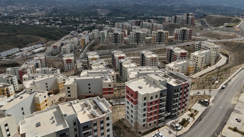 Depremin ardından yeniden inşa edilen kentte TOKİ konutlarının kiraları 10 bin TL'den başlıyor (Fotoğraflı) Ramazan İlın HATAY (İHA) - Hatay'da deprem sonrası inşa edilen konutların teslim edilmesiyle kira piyasasında hareketlilik yaşandı. Emlakçı Jülide Özkan, TOKİ konutlarında kiraların 10 bin ila 15 bin TL, rezerv alanlardaki konutlarda ise 15 bin ila 20 bin TL arasında değiştiğini belirterek fiyatların dairenin özelliklerine göre farklılık gösterdiğini söyledi. Özkan, tapuları henüz çıkmayan konutların sözleşmeyle satışının ise risk taşıdığına dikkat çekti. Asrın felaketinde binlerce binanın yerle bir olduğu Hatay'da 2023 yılında kira fiyatlarında yüzde 100 oranında artış yaşanmıştı. Çevre, Şehircilik ve İklim Değişikliği Bakanlığının kentte yürüttüğü ihya ve inşa çalışmalarıyla birlikte teslim edilen deprem konutları kira fiyatlarını da etkiledi. Geride kalan süreçte toplamda 98 bin 74 bağımsız bölümün hak sahibi belirlenirken, vatandaşlar yeni yuvalarına yerleşmeye devam ediyor. Depremin yaşandığı 2023 yılında kira fiyatlarının tavan yaptığı kentte konutların teslimi ve ailelerin yerleşmesiyle birlikte kira fiyatlarında, 2026 yılın ilk çeyreğinde ciddi düşüşler yaşandı. Dairelerin kira fiyatlarının bulundukları katlara ve şehre uzaklıklarına göre değiştiğini ifade eden emlakçı Jülide Özkan, kentteki deprem konutlarında en düşük kira fiyatının 10 bin TL, en yüksek kira fiyatının 20 bin TL civarında olduğunu söyledi. "TOKİ konutlarında 7 bin ila 13 bin lira arasında olan kiralar, şu anda 10 bin ila 15 bin lira aralığına yükseldi" Yılın ilk aylarında kira fiyatlarının 7 ila 13 bin TL olurken şimdi ise 10 ila 15 bin TL civarında yükseldiğini ifade eden emlakçı Jülide Özkan, "Yılın ilk çeyreğinde daha önce de görüşmüştük. TOKİ konutlarında kira fiyatları 7 bin ile 13 bin lira arasındaydı. Şimdi rezerv alanlardaki konutlar teslim edilmeye başlandı. Konutların teslim edilmesi, konteyner kentlerin boşaltılması ve tayin döneminin aynı zamana denk gelmesiyle kira fiyatlarında bir miktar yükseliş yaşandı. Artık şehir merkezindeki binalarımızın ortalama yaşı da yaklaşık 6 oldu. Binaların büyük bölümünün yeni olması da kira fiyatlarının yükselmesinde etkili oluyor. Daha önce TOKİ konutlarında 7 bin ila 13 bin lira arasında olan kiralar, şu anda 10 bin ila 15 bin lira aralığına yükseldi. Rezerv alanlardaki konutlarda ise kiralar genellikle 15 bin ila 20 bin lira arasında değişiyor. Fiyatlar dairenin konumuna, oda sayısına, metrekaresine ve cephesine göre farklılık gösteriyor. Açıkçası kira fiyatlarında bir miktar düşüş bekliyoruz. Çünkü insanların ödeme gücü bizim için önemli. Şu anda istediğimiz kirayı isteyelim, insanlar ödeyemedikten sonra bunun bir anlamı yok. Her zaman piyasada fiyatı alıcının belirlediğini söyleriz. Bu nedenle ödeme gücünü göz önünde bulundurarak fiyatlarda düşüş bekliyoruz. Konut sayısının artmasıyla birlikte piyasada farklı bir durum oluştu. Daha önce şehirde eski binalar, küçük daireler ve bodrum katları vardı. Bu konutlar daha uygun fiyatlarla kiraya verilebiliyordu. Şimdi insanlar daha çok yeni dairelere sahip olduğu için ev sahipleri de 'dairem sıfır' diyerek daha yüksek kira talep ediyor. Ancak vatandaşların bu kiraları ödeme gücü oldukça sınırlı" dedi. "Bu nedenle tapular çıkmadan sözleşmeyle satış yapmak ciddi risk taşıyor ve açıkçası tapuların çıkarılmasını beklemek gerekiyor" TOKİ konutlarını satın almak isteyen vatandaşların tapuları çıktıktan sonra satın almaları gerektiğini söyleyen emlakçı Jülide Özkan, "Vatandaşlarımızın birçoğu şehir dışına taşındı ve göç hâlâ devam ediyor. Bu nedenle bazı hak sahipleri konutlarını satmak istiyor. Ancak tapular henüz çıkarılmadığı için satış işlemlerini sözleşme üzerinden yapmaya çalışıyorlar. Bu yöntem ise güvenli değil. İnsanlar bu sözleşmelere güvenerek birikimlerini ortaya koyabiliyor. Fakat sözleşmenin hukuki bağlayıcılığı ve geçerliliği konusunda sorunlar yaşanabileceği için dikkatli olmak gerekiyor. Ödenen miktarlar da az değil. 1,5 ve 2 milyon liraya ulaşan tutarlar söz konusu. Bu nedenle tapular çıkmadan sözleşmeyle satış yapmak ciddi risk taşıyor. Açıkçası tapuların çıkarılmasını beklemek gerekiyor. Şu anda noterde veya başka bir resmi kurumda bu şekilde sözleşmeyle satış ya da hak devri yapılması mümkün değil" ifadelerini kullandı.