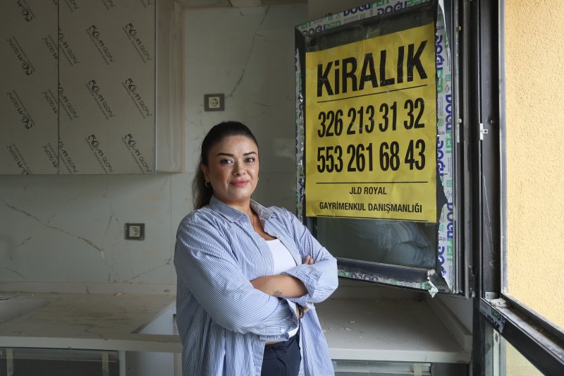 Depremin ardından yeniden inşa edilen kentte TOKİ konutlarının kiraları 10 bin TL'den başlıyor (Fotoğraflı) Ramazan İlın HATAY (İHA) - Hatay'da deprem sonrası inşa edilen konutların teslim edilmesiyle kira piyasasında hareketlilik yaşandı. Emlakçı Jülide Özkan, TOKİ konutlarında kiraların 10 bin ila 15 bin TL, rezerv alanlardaki konutlarda ise 15 bin ila 20 bin TL arasında değiştiğini belirterek fiyatların dairenin özelliklerine göre farklılık gösterdiğini söyledi. Özkan, tapuları henüz çıkmayan konutların sözleşmeyle satışının ise risk taşıdığına dikkat çekti. Asrın felaketinde binlerce binanın yerle bir olduğu Hatay'da 2023 yılında kira fiyatlarında yüzde 100 oranında artış yaşanmıştı. Çevre, Şehircilik ve İklim Değişikliği Bakanlığının kentte yürüttüğü ihya ve inşa çalışmalarıyla birlikte teslim edilen deprem konutları kira fiyatlarını da etkiledi. Geride kalan süreçte toplamda 98 bin 74 bağımsız bölümün hak sahibi belirlenirken, vatandaşlar yeni yuvalarına yerleşmeye devam ediyor. Depremin yaşandığı 2023 yılında kira fiyatlarının tavan yaptığı kentte konutların teslimi ve ailelerin yerleşmesiyle birlikte kira fiyatlarında, 2026 yılın ilk çeyreğinde ciddi düşüşler yaşandı. Dairelerin kira fiyatlarının bulundukları katlara ve şehre uzaklıklarına göre değiştiğini ifade eden emlakçı Jülide Özkan, kentteki deprem konutlarında en düşük kira fiyatının 10 bin TL, en yüksek kira fiyatının 20 bin TL civarında olduğunu söyledi. "TOKİ konutlarında 7 bin ila 13 bin lira arasında olan kiralar, şu anda 10 bin ila 15 bin lira aralığına yükseldi" Yılın ilk aylarında kira fiyatlarının 7 ila 13 bin TL olurken şimdi ise 10 ila 15 bin TL civarında yükseldiğini ifade eden emlakçı Jülide Özkan, "Yılın ilk çeyreğinde daha önce de görüşmüştük. TOKİ konutlarında kira fiyatları 7 bin ile 13 bin lira arasındaydı. Şimdi rezerv alanlardaki konutlar teslim edilmeye başlandı. Konutların teslim edilmesi, konteyner kentlerin boşaltılması ve tayin döneminin aynı zamana denk gelmesiyle kira fiyatlarında bir miktar yükseliş yaşandı. Artık şehir merkezindeki binalarımızın ortalama yaşı da yaklaşık 6 oldu. Binaların büyük bölümünün yeni olması da kira fiyatlarının yükselmesinde etkili oluyor. Daha önce TOKİ konutlarında 7 bin ila 13 bin lira arasında olan kiralar, şu anda 10 bin ila 15 bin lira aralığına yükseldi. Rezerv alanlardaki konutlarda ise kiralar genellikle 15 bin ila 20 bin lira arasında değişiyor. Fiyatlar dairenin konumuna, oda sayısına, metrekaresine ve cephesine göre farklılık gösteriyor. Açıkçası kira fiyatlarında bir miktar düşüş bekliyoruz. Çünkü insanların ödeme gücü bizim için önemli. Şu anda istediğimiz kirayı isteyelim, insanlar ödeyemedikten sonra bunun bir anlamı yok. Her zaman piyasada fiyatı alıcının belirlediğini söyleriz. Bu nedenle ödeme gücünü göz önünde bulundurarak fiyatlarda düşüş bekliyoruz. Konut sayısının artmasıyla birlikte piyasada farklı bir durum oluştu. Daha önce şehirde eski binalar, küçük daireler ve bodrum katları vardı. Bu konutlar daha uygun fiyatlarla kiraya verilebiliyordu. Şimdi insanlar daha çok yeni dairelere sahip olduğu için ev sahipleri de 'dairem sıfır' diyerek daha yüksek kira talep ediyor. Ancak vatandaşların bu kiraları ödeme gücü oldukça sınırlı" dedi. "Bu nedenle tapular çıkmadan sözleşmeyle satış yapmak ciddi risk taşıyor ve açıkçası tapuların çıkarılmasını beklemek gerekiyor" TOKİ konutlarını satın almak isteyen vatandaşların tapuları çıktıktan sonra satın almaları gerektiğini söyleyen emlakçı Jülide Özkan, "Vatandaşlarımızın birçoğu şehir dışına taşındı ve göç hâlâ devam ediyor. Bu nedenle bazı hak sahipleri konutlarını satmak istiyor. Ancak tapular henüz çıkarılmadığı için satış işlemlerini sözleşme üzerinden yapmaya çalışıyorlar. Bu yöntem ise güvenli değil. İnsanlar bu sözleşmelere güvenerek birikimlerini ortaya koyabiliyor. Fakat sözleşmenin hukuki bağlayıcılığı ve geçerliliği konusunda sorunlar yaşanabileceği için dikkatli olmak gerekiyor. Ödenen miktarlar da az değil. 1,5 ve 2 milyon liraya ulaşan tutarlar söz konusu. Bu nedenle tapular çıkmadan sözleşmeyle satış yapmak ciddi risk taşıyor. Açıkçası tapuların çıkarılmasını beklemek gerekiyor. Şu anda noterde veya başka bir resmi kurumda bu şekilde sözleşmeyle satış ya da hak devri yapılması mümkün değil" ifadelerini kullandı.