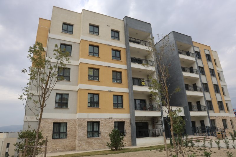 Depremin ardından yeniden inşa edilen kentte TOKİ konutlarının kiraları 10 bin TL'den başlıyor (Fotoğraflı) Ramazan İlın HATAY (İHA) - Hatay'da deprem sonrası inşa edilen konutların teslim edilmesiyle kira piyasasında hareketlilik yaşandı. Emlakçı Jülide Özkan, TOKİ konutlarında kiraların 10 bin ila 15 bin TL, rezerv alanlardaki konutlarda ise 15 bin ila 20 bin TL arasında değiştiğini belirterek fiyatların dairenin özelliklerine göre farklılık gösterdiğini söyledi. Özkan, tapuları henüz çıkmayan konutların sözleşmeyle satışının ise risk taşıdığına dikkat çekti. Asrın felaketinde binlerce binanın yerle bir olduğu Hatay'da 2023 yılında kira fiyatlarında yüzde 100 oranında artış yaşanmıştı. Çevre, Şehircilik ve İklim Değişikliği Bakanlığının kentte yürüttüğü ihya ve inşa çalışmalarıyla birlikte teslim edilen deprem konutları kira fiyatlarını da etkiledi. Geride kalan süreçte toplamda 98 bin 74 bağımsız bölümün hak sahibi belirlenirken, vatandaşlar yeni yuvalarına yerleşmeye devam ediyor. Depremin yaşandığı 2023 yılında kira fiyatlarının tavan yaptığı kentte konutların teslimi ve ailelerin yerleşmesiyle birlikte kira fiyatlarında, 2026 yılın ilk çeyreğinde ciddi düşüşler yaşandı. Dairelerin kira fiyatlarının bulundukları katlara ve şehre uzaklıklarına göre değiştiğini ifade eden emlakçı Jülide Özkan, kentteki deprem konutlarında en düşük kira fiyatının 10 bin TL, en yüksek kira fiyatının 20 bin TL civarında olduğunu söyledi. "TOKİ konutlarında 7 bin ila 13 bin lira arasında olan kiralar, şu anda 10 bin ila 15 bin lira aralığına yükseldi" Yılın ilk aylarında kira fiyatlarının 7 ila 13 bin TL olurken şimdi ise 10 ila 15 bin TL civarında yükseldiğini ifade eden emlakçı Jülide Özkan, "Yılın ilk çeyreğinde daha önce de görüşmüştük. TOKİ konutlarında kira fiyatları 7 bin ile 13 bin lira arasındaydı. Şimdi rezerv alanlardaki konutlar teslim edilmeye başlandı. Konutların teslim edilmesi, konteyner kentlerin boşaltılması ve tayin döneminin aynı zamana denk gelmesiyle kira fiyatlarında bir miktar yükseliş yaşandı. Artık şehir merkezindeki binalarımızın ortalama yaşı da yaklaşık 6 oldu. Binaların büyük bölümünün yeni olması da kira fiyatlarının yükselmesinde etkili oluyor. Daha önce TOKİ konutlarında 7 bin ila 13 bin lira arasında olan kiralar, şu anda 10 bin ila 15 bin lira aralığına yükseldi. Rezerv alanlardaki konutlarda ise kiralar genellikle 15 bin ila 20 bin lira arasında değişiyor. Fiyatlar dairenin konumuna, oda sayısına, metrekaresine ve cephesine göre farklılık gösteriyor. Açıkçası kira fiyatlarında bir miktar düşüş bekliyoruz. Çünkü insanların ödeme gücü bizim için önemli. Şu anda istediğimiz kirayı isteyelim, insanlar ödeyemedikten sonra bunun bir anlamı yok. Her zaman piyasada fiyatı alıcının belirlediğini söyleriz. Bu nedenle ödeme gücünü göz önünde bulundurarak fiyatlarda düşüş bekliyoruz. Konut sayısının artmasıyla birlikte piyasada farklı bir durum oluştu. Daha önce şehirde eski binalar, küçük daireler ve bodrum katları vardı. Bu konutlar daha uygun fiyatlarla kiraya verilebiliyordu. Şimdi insanlar daha çok yeni dairelere sahip olduğu için ev sahipleri de 'dairem sıfır' diyerek daha yüksek kira talep ediyor. Ancak vatandaşların bu kiraları ödeme gücü oldukça sınırlı" dedi. "Bu nedenle tapular çıkmadan sözleşmeyle satış yapmak ciddi risk taşıyor ve açıkçası tapuların çıkarılmasını beklemek gerekiyor" TOKİ konutlarını satın almak isteyen vatandaşların tapuları çıktıktan sonra satın almaları gerektiğini söyleyen emlakçı Jülide Özkan, "Vatandaşlarımızın birçoğu şehir dışına taşındı ve göç hâlâ devam ediyor. Bu nedenle bazı hak sahipleri konutlarını satmak istiyor. Ancak tapular henüz çıkarılmadığı için satış işlemlerini sözleşme üzerinden yapmaya çalışıyorlar. Bu yöntem ise güvenli değil. İnsanlar bu sözleşmelere güvenerek birikimlerini ortaya koyabiliyor. Fakat sözleşmenin hukuki bağlayıcılığı ve geçerliliği konusunda sorunlar yaşanabileceği için dikkatli olmak gerekiyor. Ödenen miktarlar da az değil. 1,5 ve 2 milyon liraya ulaşan tutarlar söz konusu. Bu nedenle tapular çıkmadan sözleşmeyle satış yapmak ciddi risk taşıyor. Açıkçası tapuların çıkarılmasını beklemek gerekiyor. Şu anda noterde veya başka bir resmi kurumda bu şekilde sözleşmeyle satış ya da hak devri yapılması mümkün değil" ifadelerini kullandı.